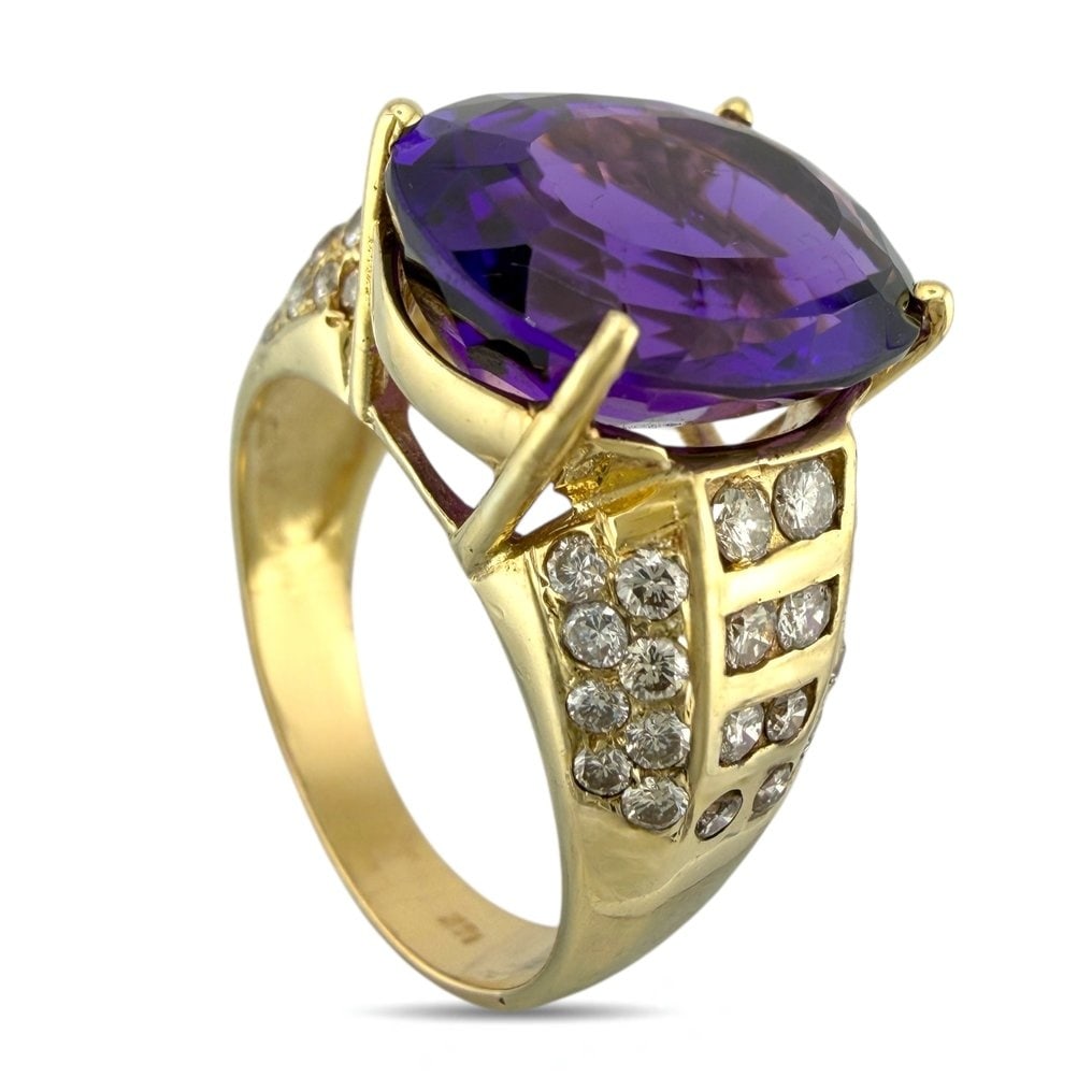 Ring - 14 kt. Yellow gold, Exclusive 14K Yellow Gold 9.50ct Amethyst and 0.96ct Diamond Ring -: Exclusive 14K Yellow Gold 9.50ct Amethyst and 0.96ct Diamond RingThis elegant ring features a central oval-cut amethyst accented by a sparkling array of diamonds, creating a refined and balanced desig