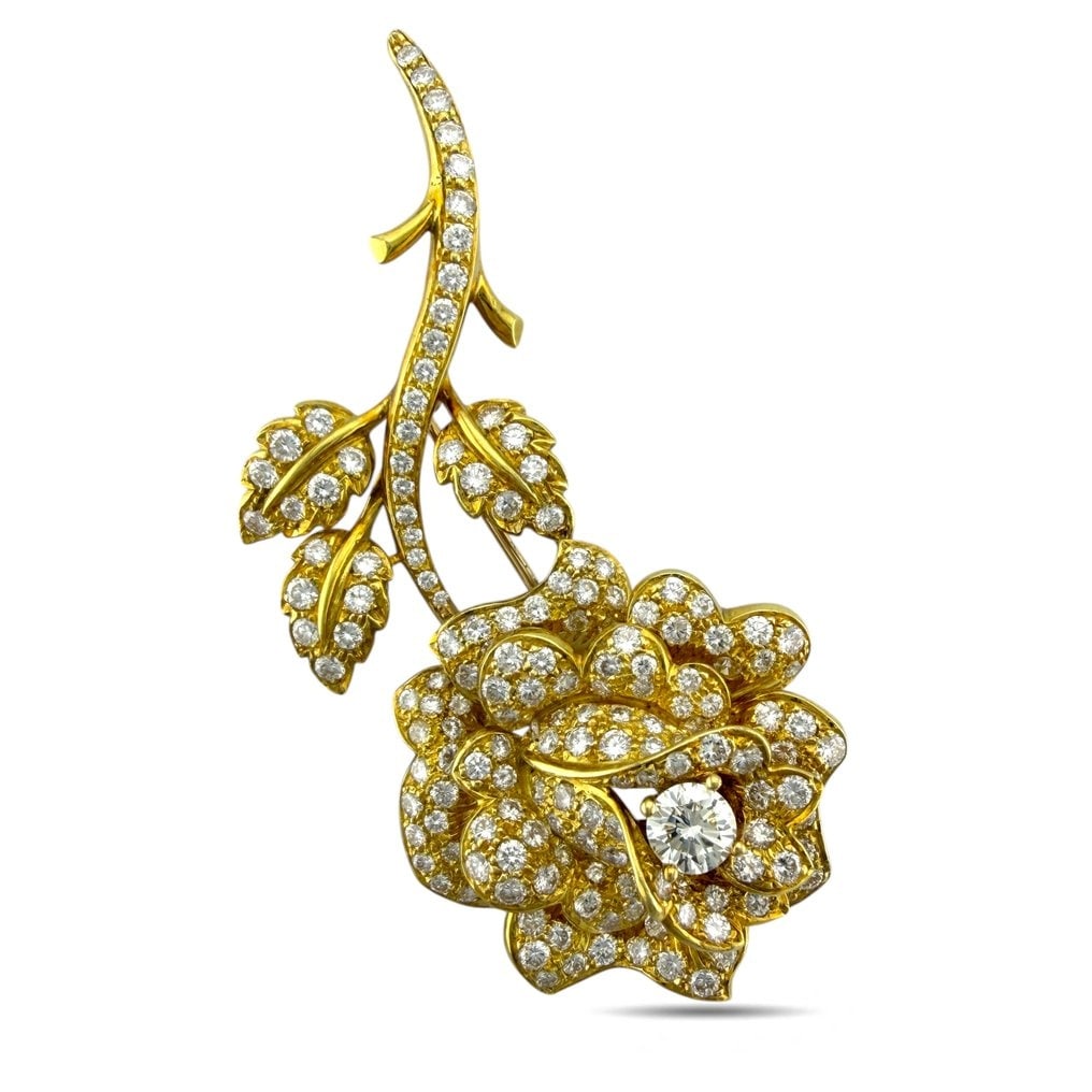 Brooch - 18 kt. Yellow gold, Exclusive 18K Yellow Gold 7.00ct Diamond-Set Floral Brooch - 7.00ct.: Exclusive 18K Yellow Gold 7.00ct Diamond-Set Floral Large BroochAn exquisite 18K yellow gold floral brooch showcasing a beautifully sculpted blossom and leaves, each surface completely pavé-set with