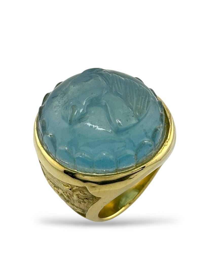 Ring - 18 kt. Yellow gold, 18K Gold Ring with Large Light Blue Horse Engraved Aquamarine: This captivating 18K gold ring features a large light blue aquamarine, masterfully engraved with the image of a horse—a symbol of strength, grace, and freedom. The soft, translucent hue of the gem c