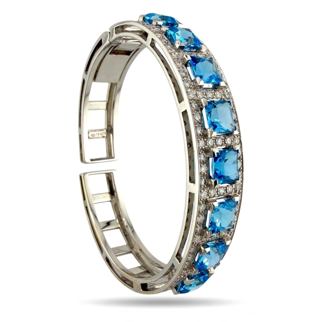Bracelet - 18 kt. White gold, Vintage 18K White Gold 2.80ct Diamond and Blue Topaz Bracelet Diamond: Vintage 18K White Gold 2.80ct Diamond and Blue Topaz BraceletThis stunning vintage bracelet showcases a refined balance of brilliance and color. Crafted in marked 18K yellow gold, it features 93 natur