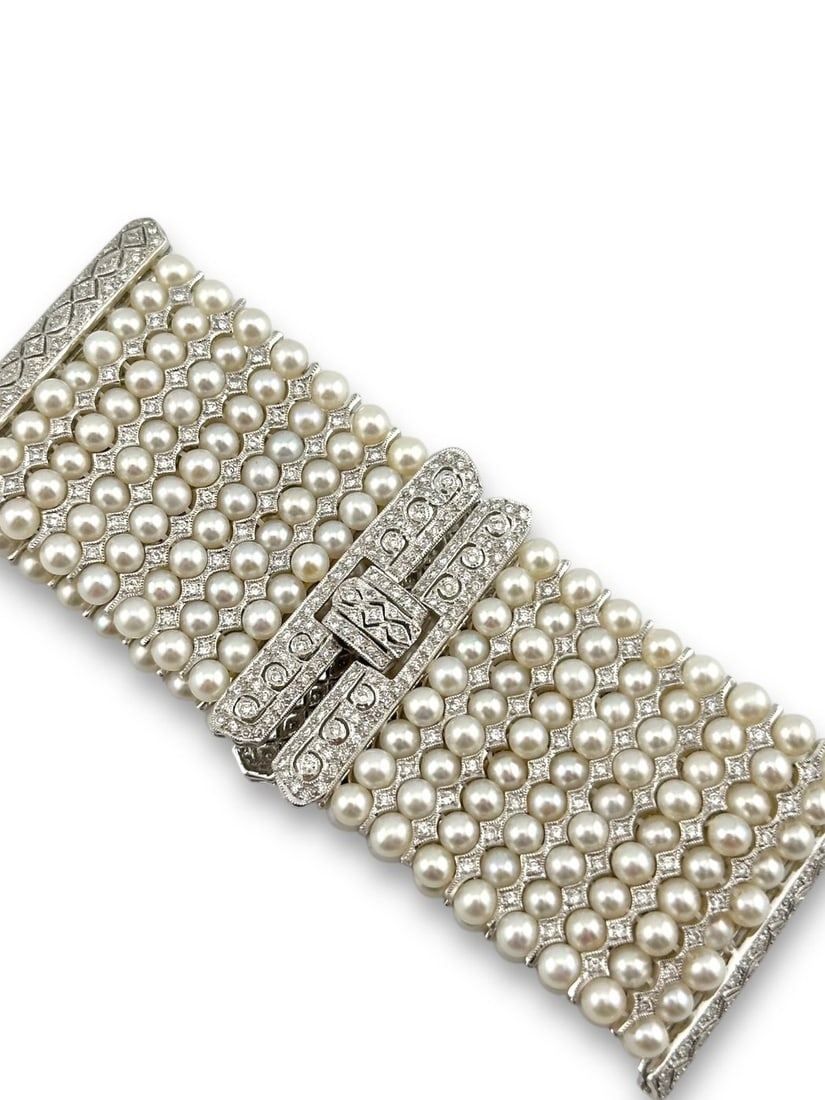 Bracelet - 18 kt. White gold, 18K White Gold Diamond & Pearl Bracelet - 2.97ct. tw. Diamond: A Breathtaking 18K white gold bracelet adorned with 297 round pearls and 494 sparkling diamonds, creating a luxurious and timeless masterpiece of elegance and sophistication.Metal: 18K White GoldStone