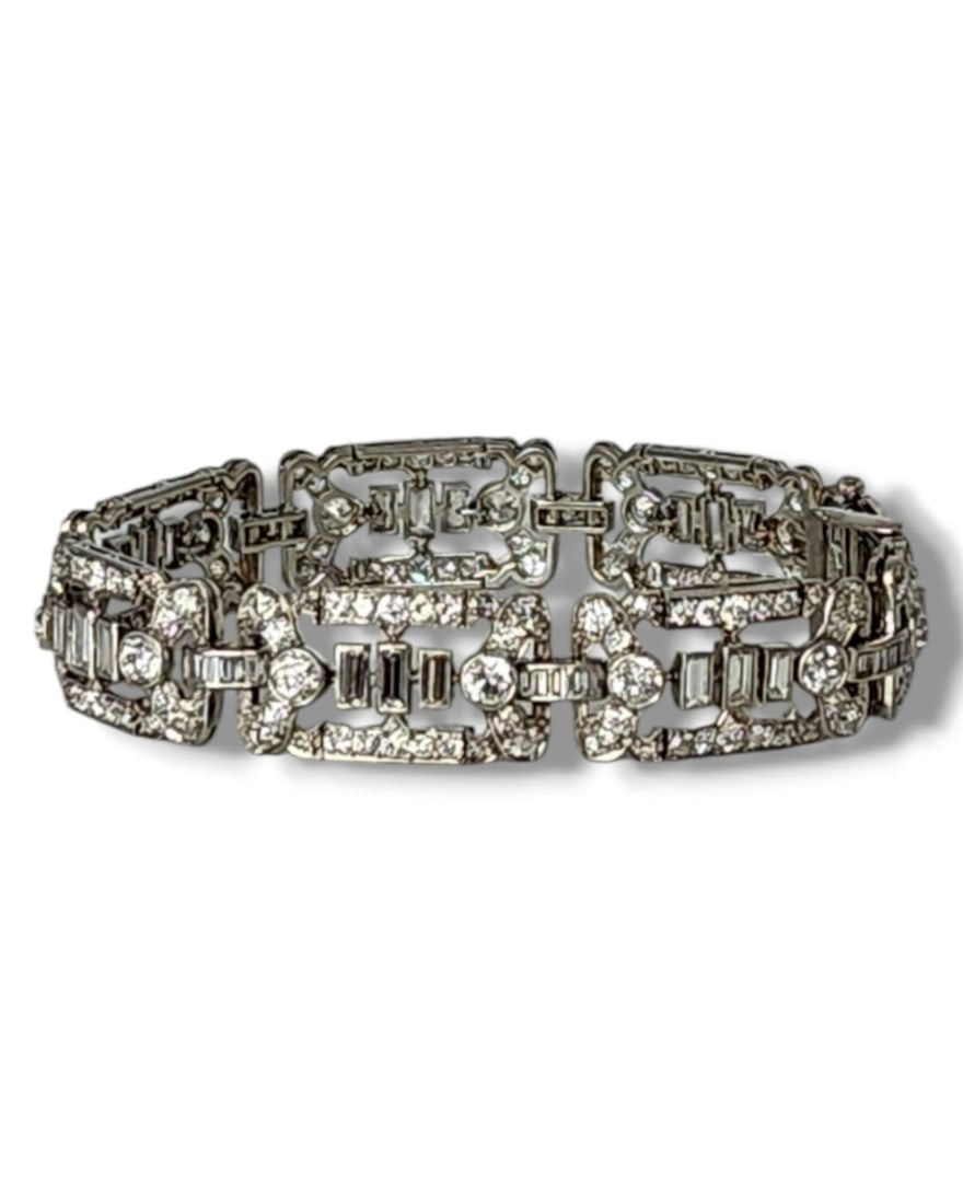 Bracelet Platinum, Art Deco Platinium and 7 Carats Diamond Bracelet - 7.0ct. tw. Diamond: Art Deco Platinium Diamond BraceletPeriod: Early 20th century Material: Platinium Stone: Natural round Diamonds. Total Carats: 7.0 Carats Weight: 29 gramsSize: 16.5cmCondition: Excellent Shipping by D