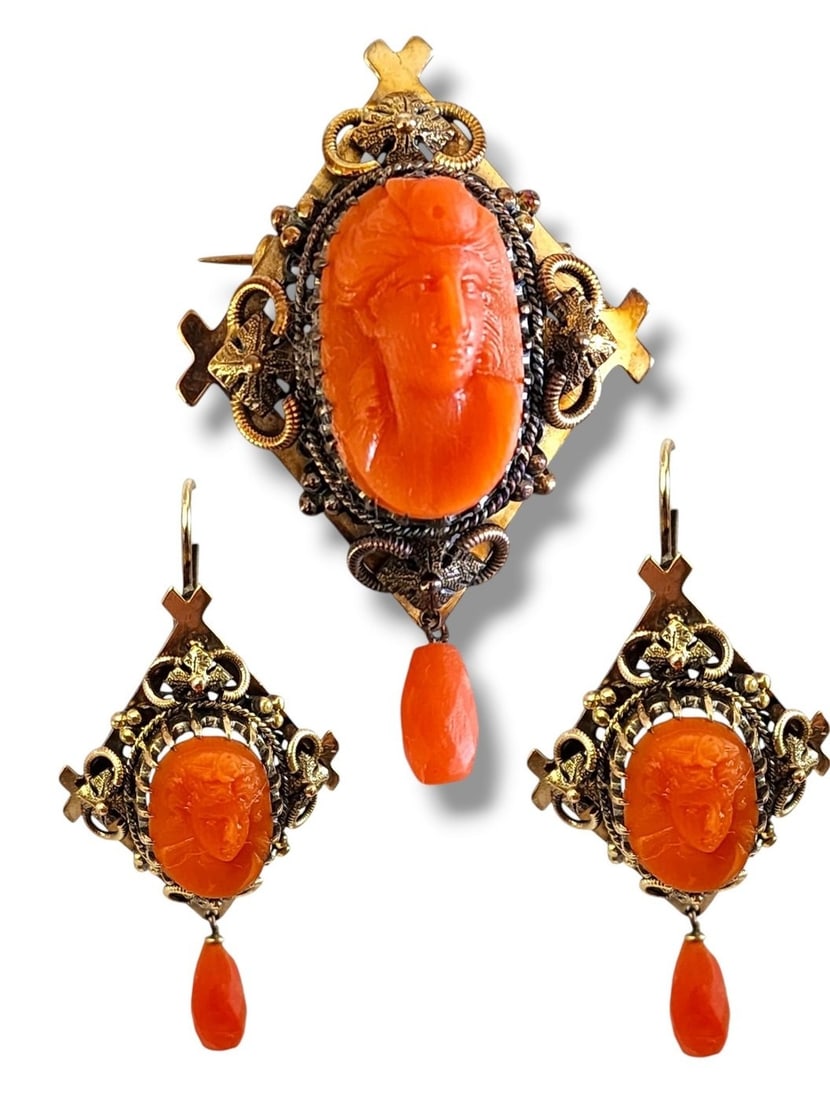 Necklace - 14 kt. Yellow gold: Victorian 14K Carved Coral Cameo Set Pendant, Brooch Earrings Set Era: Victorian Sizes: Pendant which also can be used as a Brooch, 4.7cm Size: Earrings, 4cmTotal Weight: 21 GramsCondition: Excellent