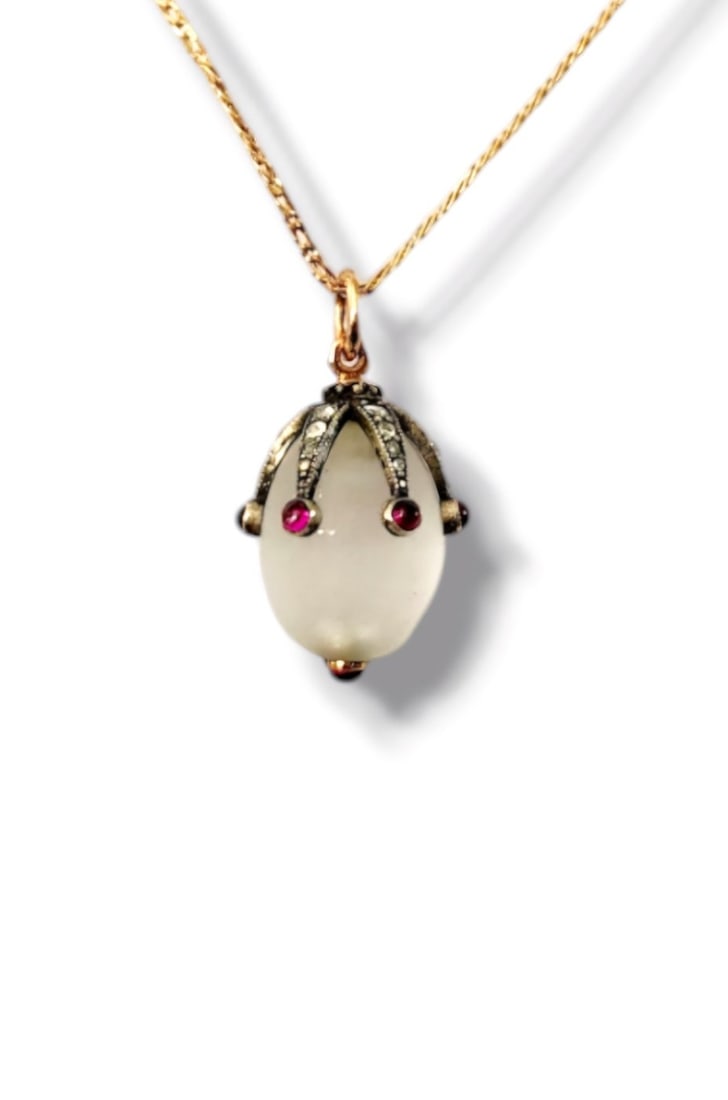 Pendant - 14 kt. Yellow gold, Imperial Russian Jeweled 56k Gold & Ruby Egg Pendant: Imperial Russian Jewelled 56k Gold & Rubies Egg PendantMaterial: 56K Russian Imperial gold ( 14K) and Old Cut Diamonds Sizes: L. 2.2 cm and Diameter 1.1cmWeight: 6 gramsCondition : Excellent, professi