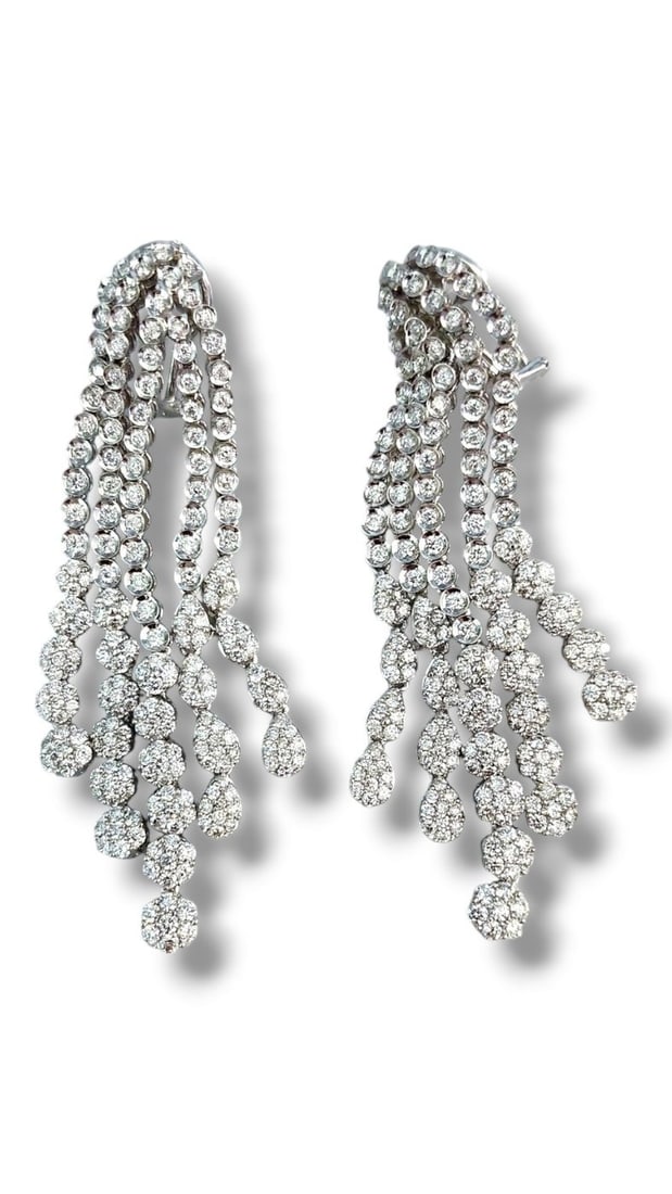 Earrings - 18 kt. White gold, Gorgeous 18K White Gold & Diamond Large Earrings 3.45 Carats: Gorgeous 18K White Gold and Diamond Embezzled EarringsMaterials: 18K White Gold, 221 Natural Round DiamondsTotal Carat Diamond Weight: 3.45ct.Size: 6.2 cm Weight: 21 Grams Condition : Excellent Shippi