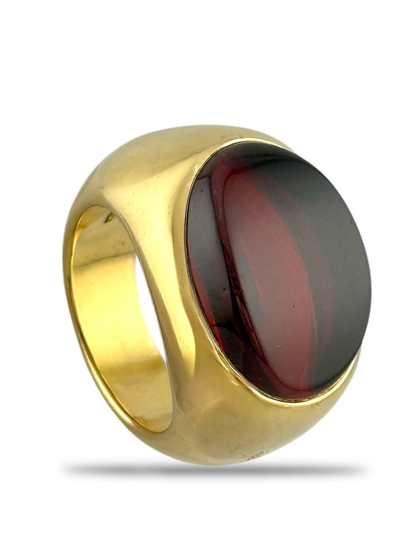 Pomellato - Ring - 18 kt. Yellow gold, Pomellato 18K Yellow Gold Red Garnet Ring Garnet: Pomellato 18K Yellow Gold Ring with Large GarnetA bold and sophisticated creation from Pomellato, this ring is crafted in rich 18K yellow gold and set with a large garnet of deep, alluring hue. Substa