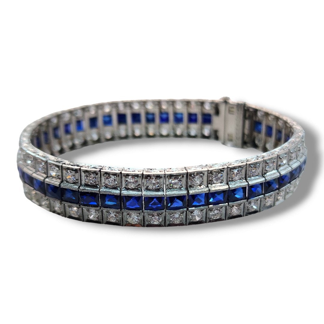 Art Deco Platinum and 7 Carats Diamond Bracelet circa 1930s - 7.00ct. tw. Diamond: Art Deco Platinum and 7 Carats Diamond Bracelet circa 1930s - 7.00ct. tw. Diamond (Natural) Art Deco Platinium Diamond Bracelet circa 1930s Period: 1930s / Art Deco Era Material: PlatiniumStone: Natur