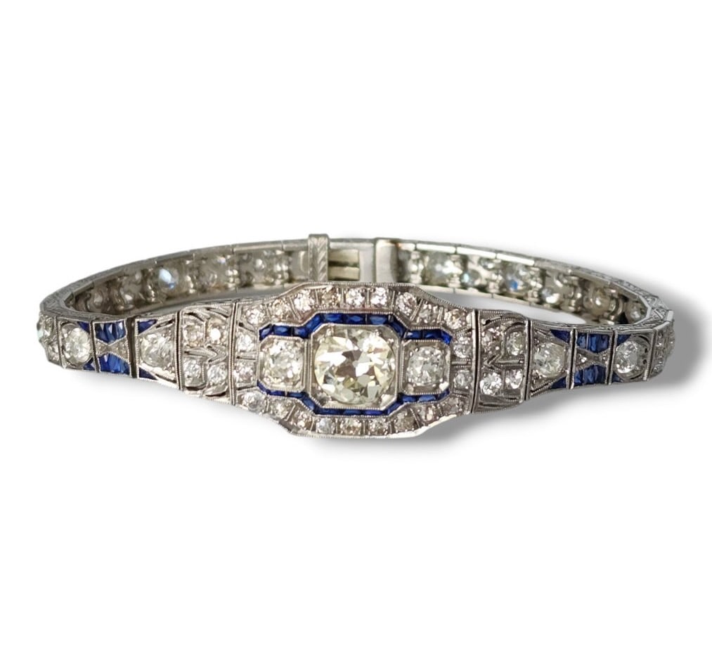 Art Deco Platinum & Diamond Bracelet Circa 1930, 6.39 Carats!: Art Deco Platinum & Diamond Bracelet Circa 1930, 6.39 Carats! Round Natural diamonds a total of 6.39 carats Large middle diamond 2.0 Carats 2 round Diamonds 0.50 carats T otal 6.50 Carats Diamonds Mat