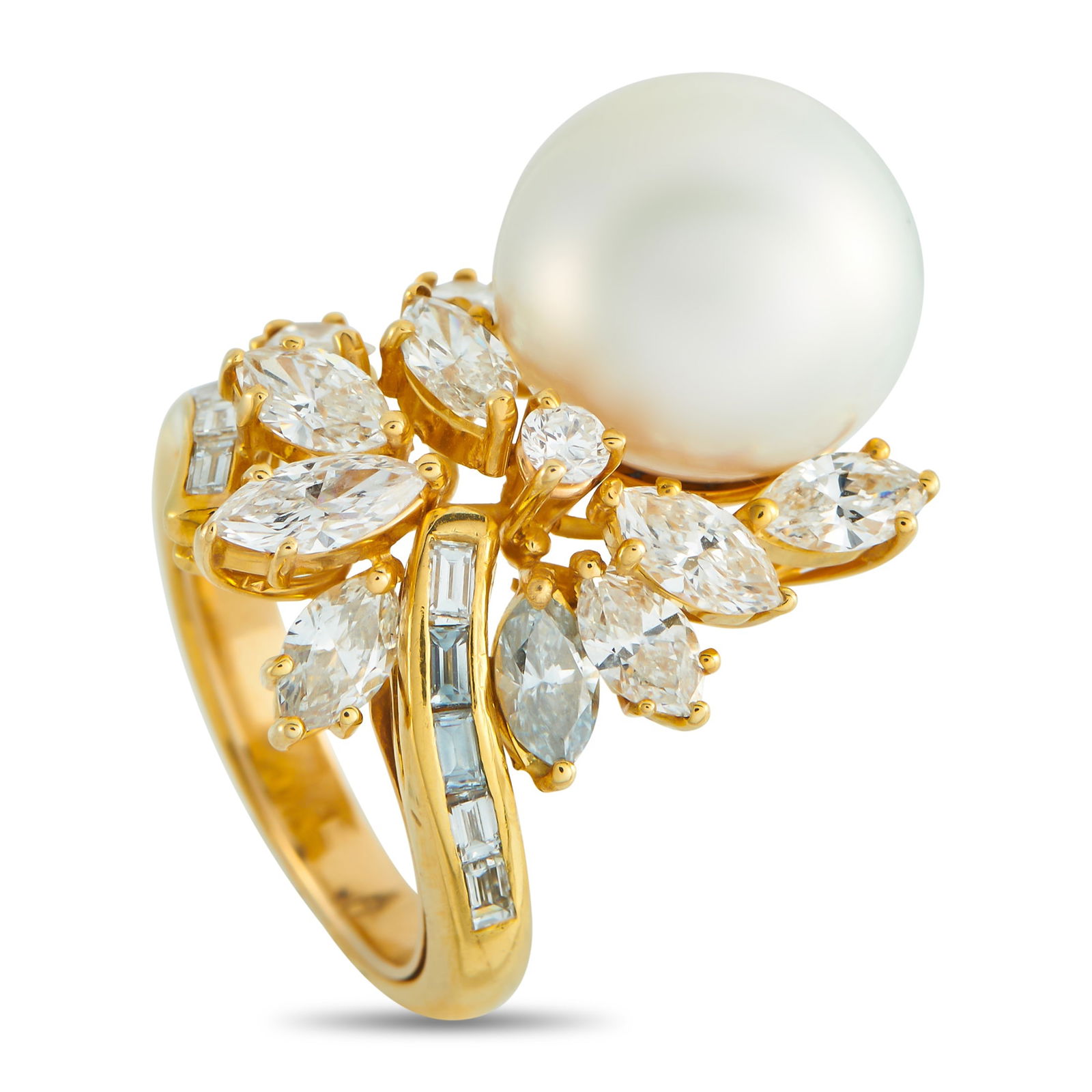 Exclusive 18K Yellow Gold 3.0ct Diamond and Pearl Ring: An unconventional design makes this luxury ring impossible to ignore. Dazzling Diamonds with a total weight of 3.0 carats emanate light from their place within the 18K Yellow Gold setting. A 13.7mm Pe