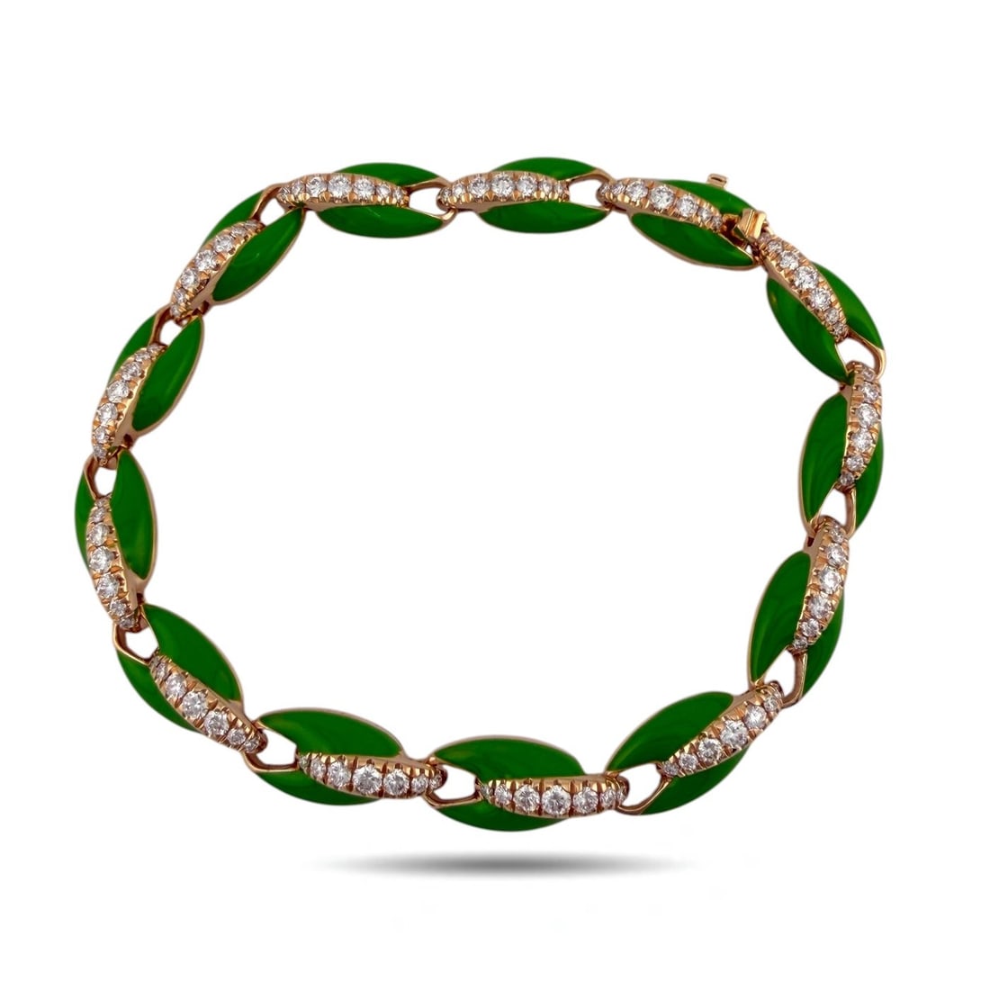 18 kt. Exclusive 18K Rose Gold Green Enamel and 1.33ct Diamond Link Bracelet, Rose gold - 1.33ct.: Exclusive 18K Rose Gold Green Enamel and 1.33ct Diamond Link BraceletA refined 18K rose gold bracelet featuring rich green enamel panels elegantly connected by diamond-set links totaling 1.33 carats.