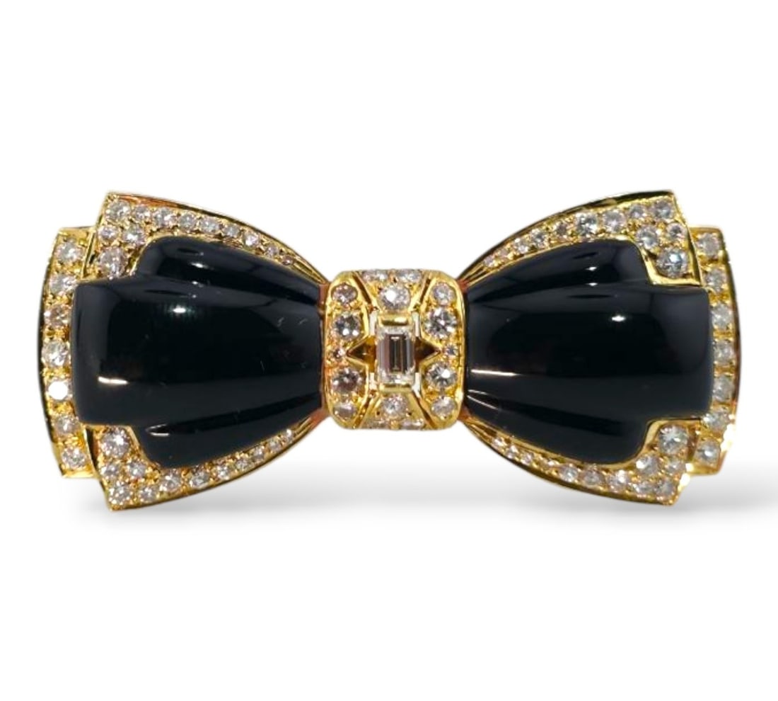 Brooch - 18 kt. Yellow gold, 18K Yellow Gold Bow Brooch with 2.10Ct Diamonds - 2.10ct. tw. Diamond: 18K Yellow Gold Bow Brooch with 2.10Ct Diamonds and Onyx This elegant brooch showcases a classic design elevated by striking contrasts and refined detailing. Crafted in rich 18K yellow gold, it featur