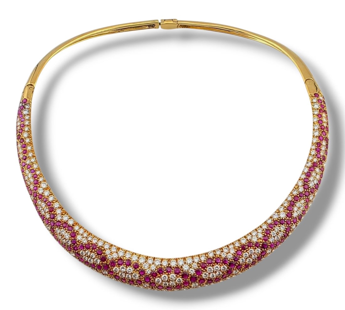 18 kt. Yellow gold, 8.3ct Ruby and 13.5ct Diamond Necklace in 18K Gold - 21.8ct. tw. Diamond: 8.3ct Ruby and 13.5ct Diamond Necklace in 18K GoldMasterfully crafted in 18K yellow gold, this luxurious necklace dazzles with 264 brilliant diamonds and 166 vivid rubies, totaling an impressive
