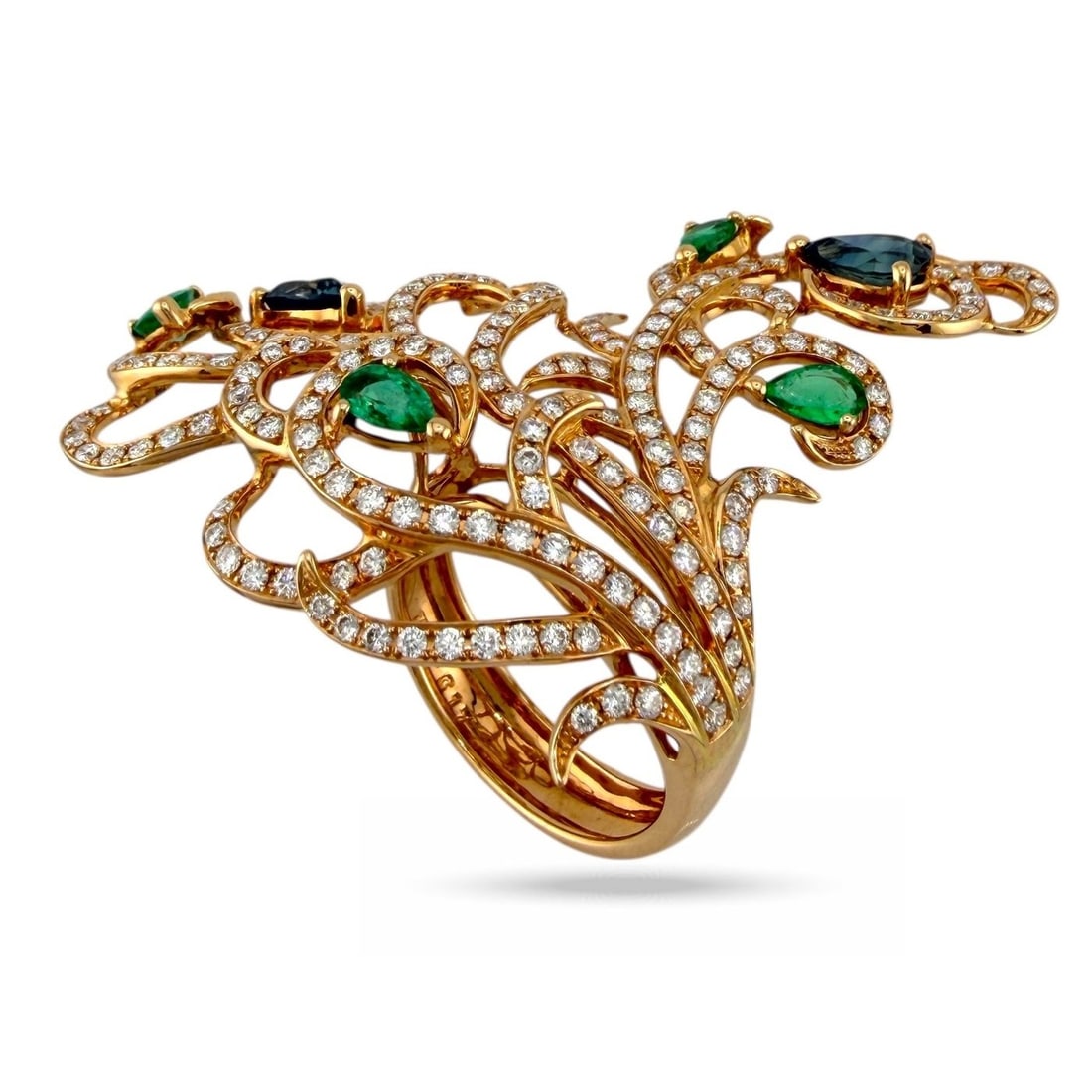 18 kt. Rose gold - 4.77ct. tw. Diamond (Natural): 18K Rose Gold 1.92ct Diamond, Emerald & Blue Sapphire Branch RingA stunning display of natural elegance, this ring evokes the image of branches bearing precious fruit. Crafted in 18K rose gold and sta