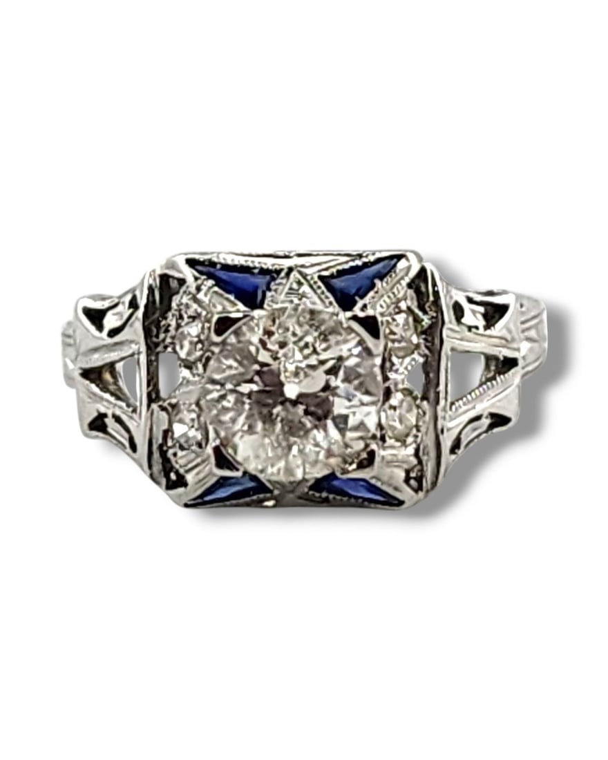 18 kt. White gold, Art Deco 18K White Gold Ring with Large Center Diamond 1.0 Carats Diamond: Art Deco 18K White Gold Ring with Large Round Cut Center Diamond Weight: 3.3 GramsMaterial: 18K White GoldDiamonds: 0.93 Carat Center Diamond, Surrounded by 4 Smaller Diamonds, Totaling 1 Diamond Cara