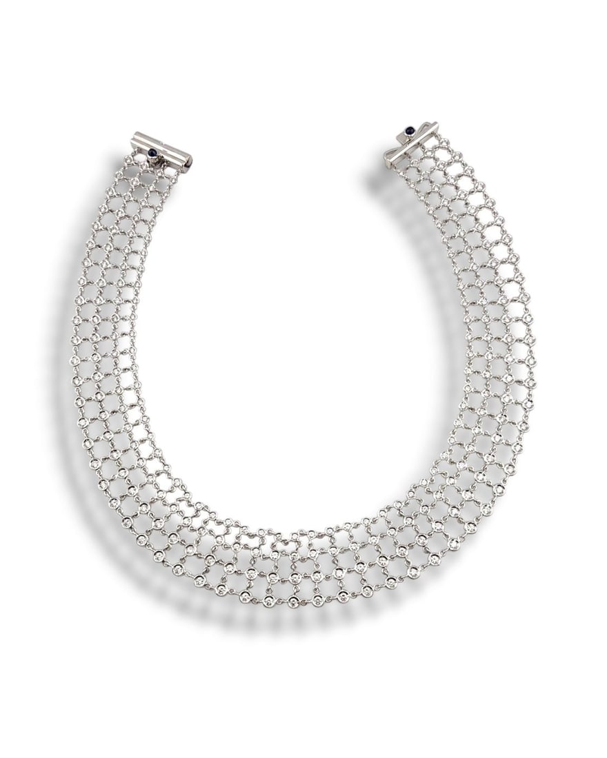 18 kt. Yellow gold, Robert Coin 18Kt White Gold and 9.0 Diamond Spider Web Design Necklace -: Robert Coin 18Kt White Gold and 9.0 Carats Diamond Spider Web Design Necklace Firm. Roberto Coin Size; 2.2cm x 35.0cm Weight: 33.0 Grams Total Weight - 33.0g Metals - Yellow gold Fineness - 18 kt.