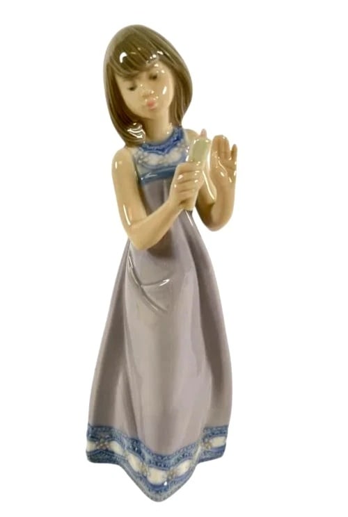 Lladro Porcelain Figurine Nina Con Vela 5606: Lladro Vintage Limited Edition Nina Con Vela 5606Lladro porcelain figurine titled Nina con vela, model number 5606, measuring approximately 7.5 inches tall. Depicts a young girl holding a candle, fini