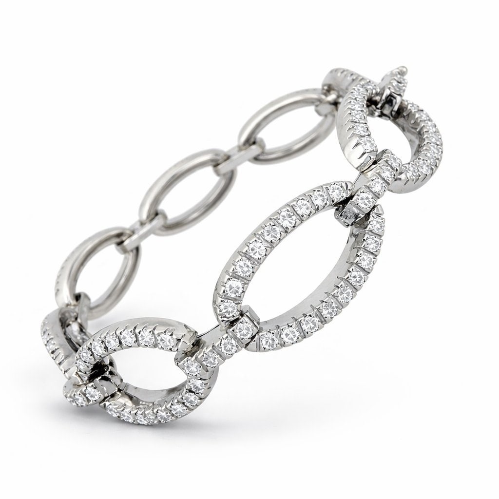 Bracelet - 18 kt. Exclusive 18K White Gold 4.20ct Diamond Oval Link Bracelet, White gold - 4.20ct.: Exclusive 18K White Gold 4.20ct Diamond Oval Link BraceletA striking white gold bracelet composed of elegant oval links joined by diamond set connectors that create a continuous display of brilliance