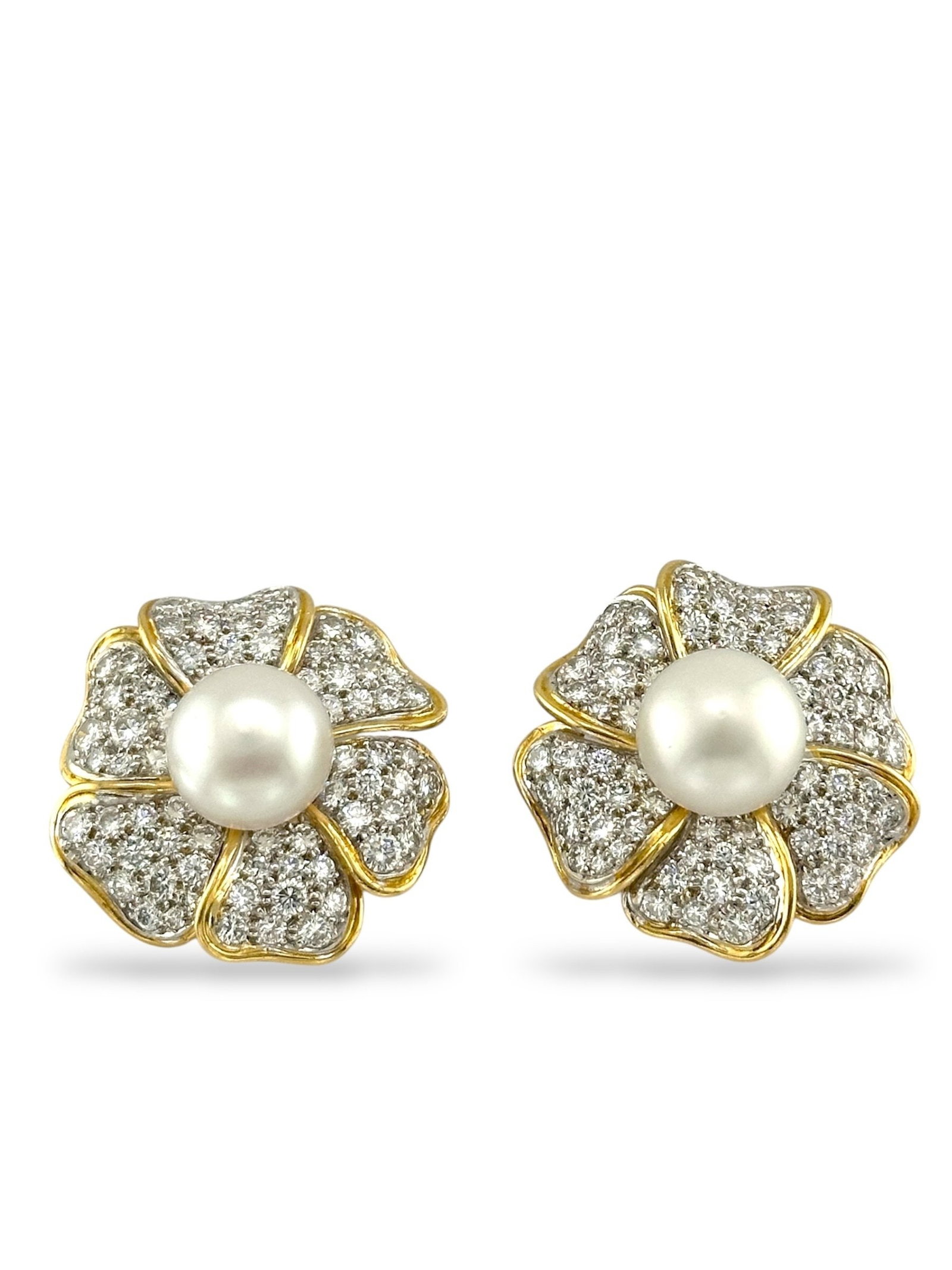 Earrings - 18 kt. Yellow gold, 18k Gold and 11.0ct Diamonds Earrings Diamond (Natural): Elegant and eye-catching, these floral earrings are crafted in 18K yellow gold and feature a central 1.25 cm pearl in each piece. Surrounding the pearls are 148 natural diamonds with a total weight of