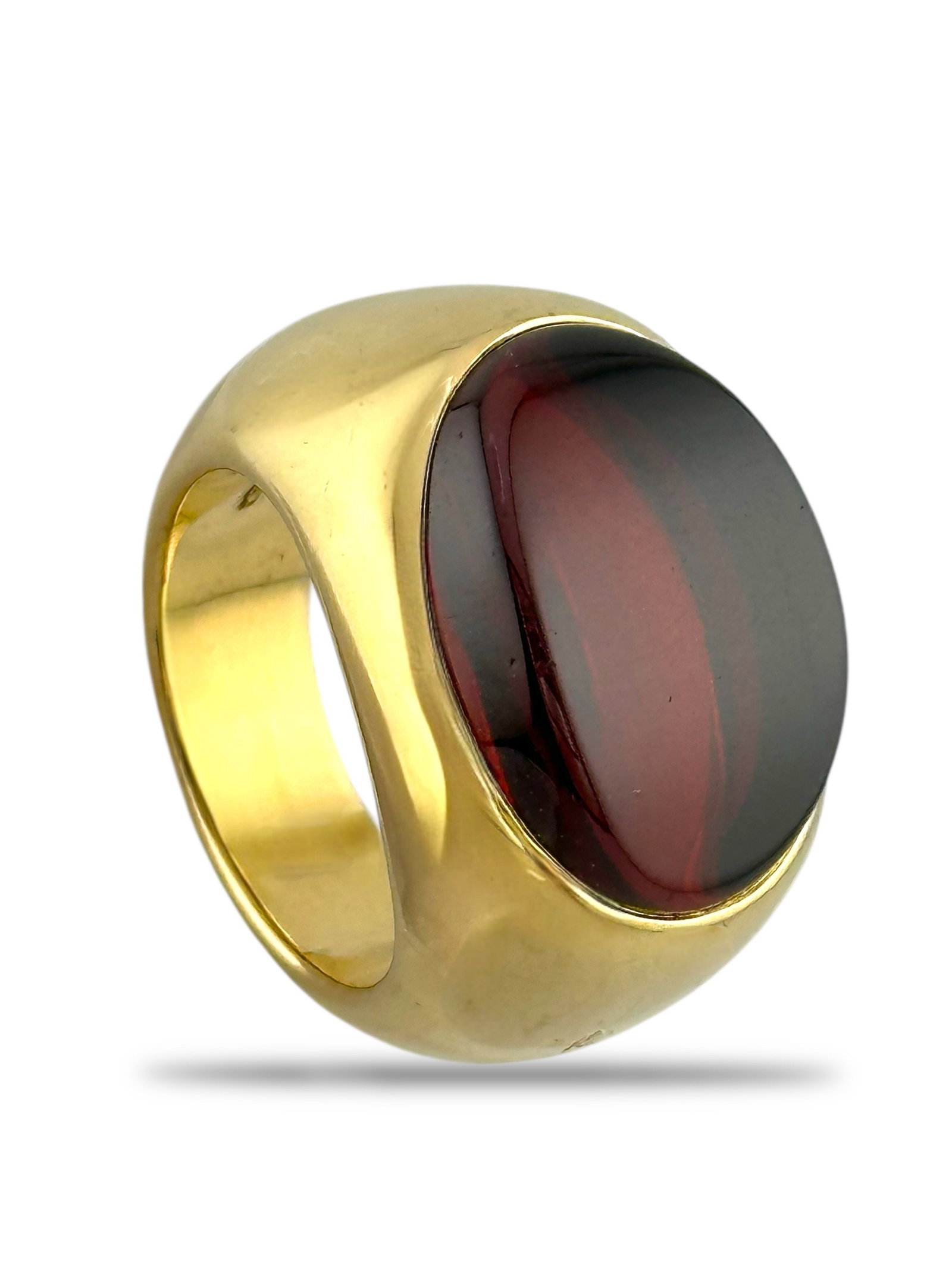 Pomellato - 18 kt. Yellow gold, Pomellato 18K Yellow Gold Red Garnet Ring Garnet: Pomellato 18K Yellow Gold Ring with Large GarnetA bold and sophisticated creation from Pomellato, this ring is crafted in rich 18K yellow gold and set with a large garnet of deep, alluring hue. Substa