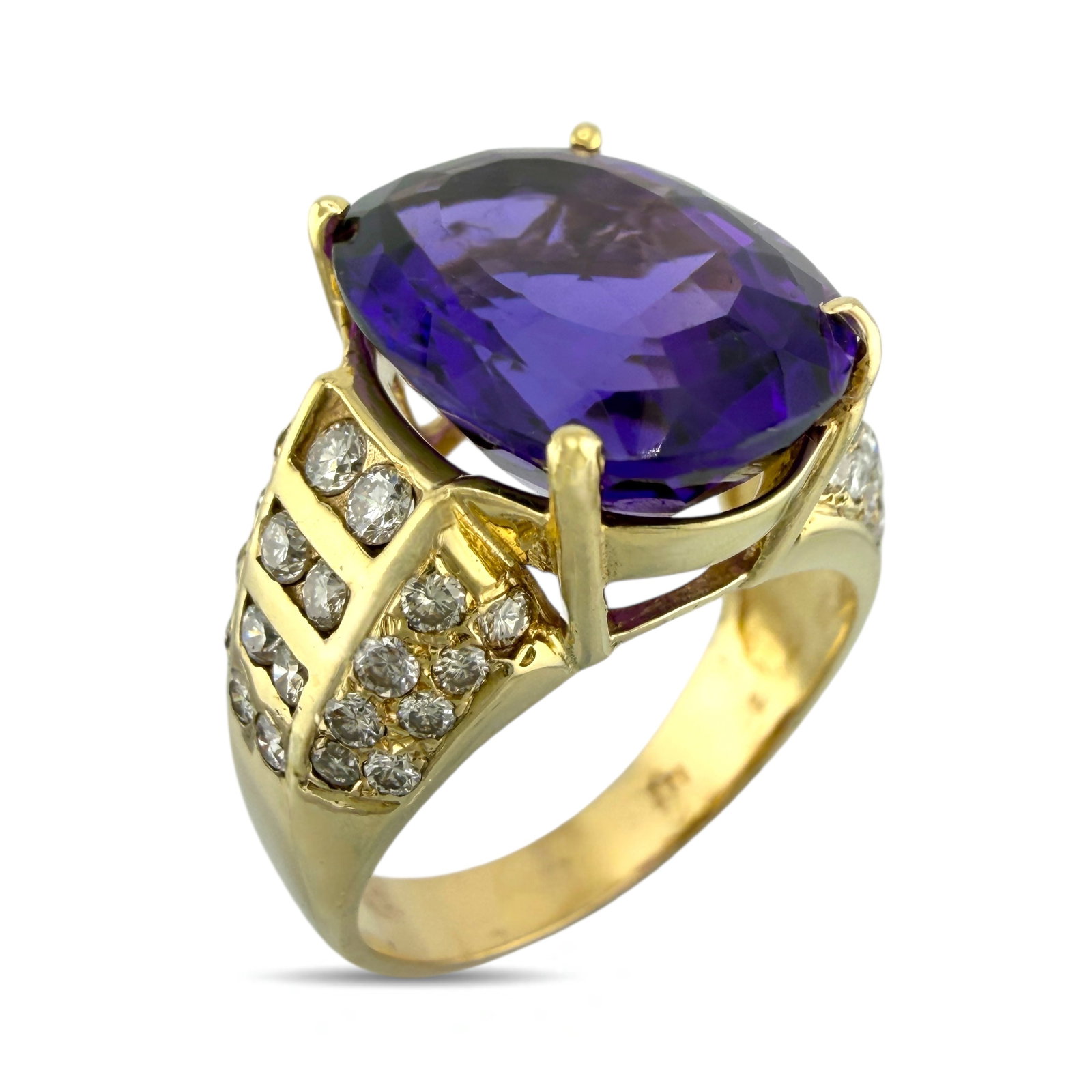 14 kt. Yellow gold, Exclusive 14K Yellow Gold 9.50ct Amethyst and 0.96ct Diamond 10.46ct. tw.: Exclusive 14K Yellow Gold 9.50ct Amethyst and 0.96ct Diamond RingThis elegant ring features a central oval-cut amethyst accented by a sparkling array of diamonds, creating a refined and balanced desig
