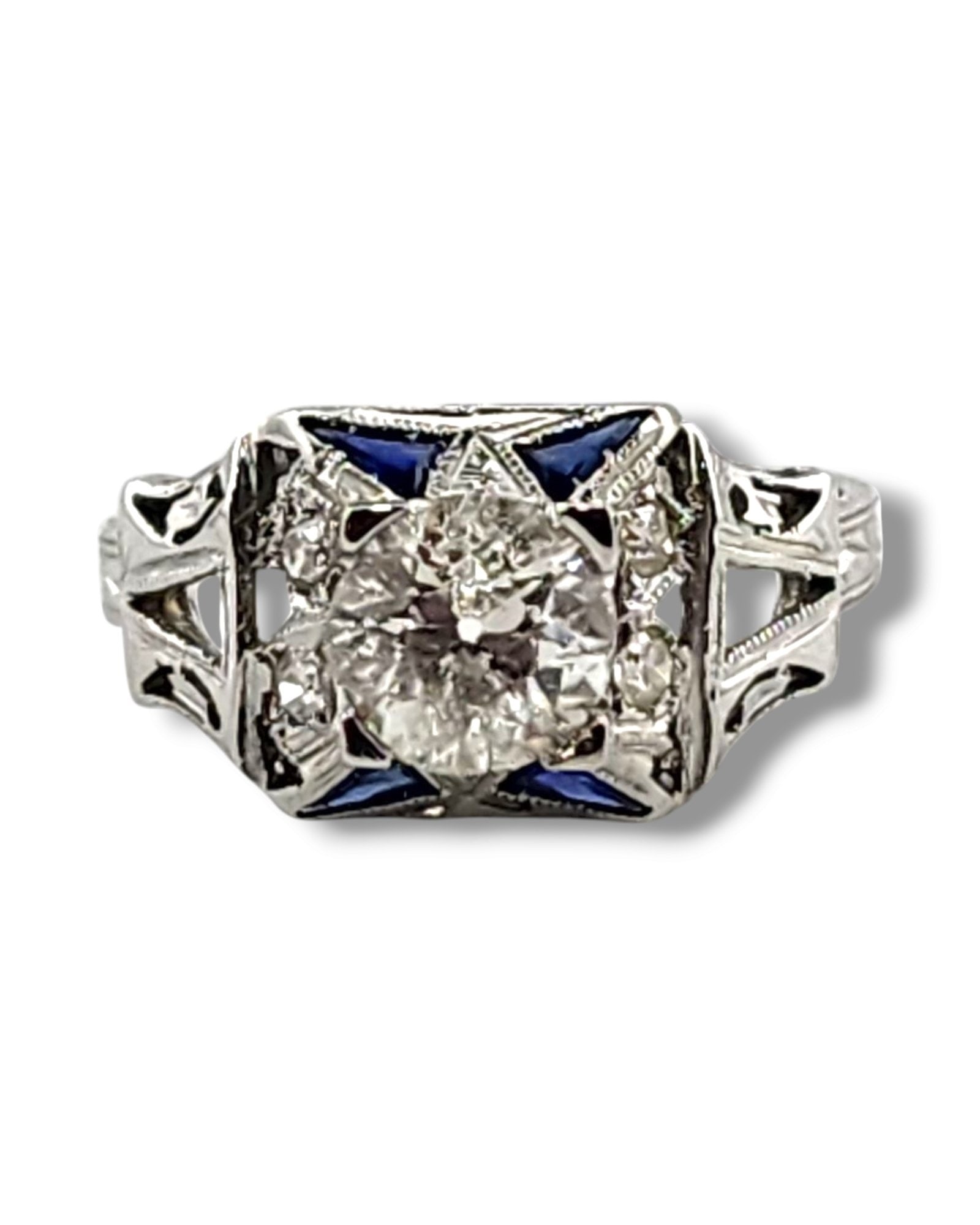 18 kt. White gold, Art Deco 18K White Gold Ring with Large Center Diamond 1.0 Carats Diamond: Art Deco 18K White Gold Ring with Large Round Cut Center Diamond Weight: 3.3 GramsMaterial: 18K White GoldDiamonds: 0.93 Carat Center Diamond, Surrounded by 4 Smaller Diamonds, Totaling 1 Diamond Cara