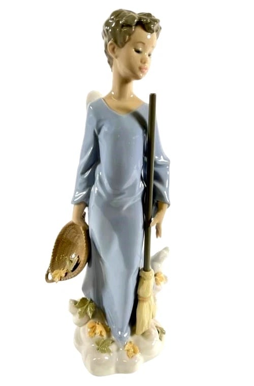 Lladro Fall Angel Sweeping Leaves Collectible Figurine 06147 Retired: Lladro Fall Angel Sweeping Leaves Collectible Figurine 06147 Retired Lladro porcelain figurine titled Fall Angel (#6147), measuring 11.25 inches in height. Features a serene angel holding a basket and