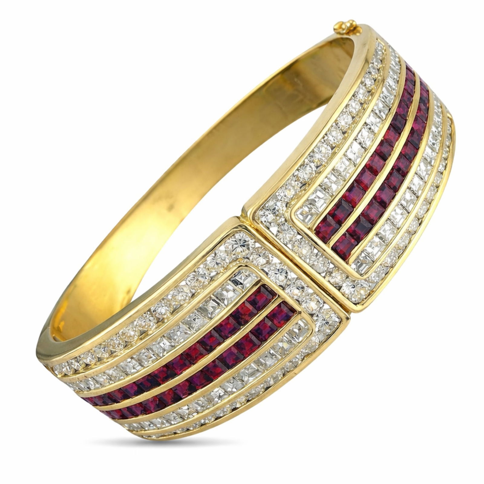 18 kt. Exclusive 18K Yellow Gold 5.20ct Ruby and 7.02ct Diamond Hinged Bracelet, Yellow gold -: Exclusive 18K Yellow Gold 5.20ct Ruby and 7.02ct Diamond Hinged BraceletThis stunning bracelet features a sophisticated and symmetrical design set in 18K yellow gold. The hinged band opens to reveal t