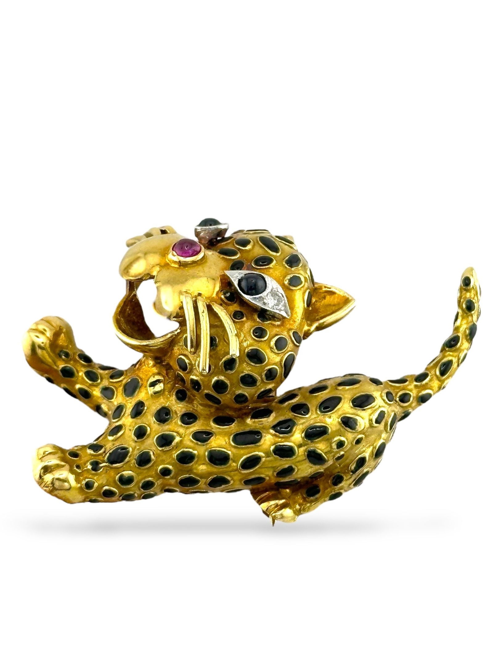 Brooch - 18 kt. 18K Yellow Gold Leopard Brooch with Diamonds, Ruby & Enamel, Yellow gold: 18K Yellow Gold Leopard Brooch with Diamonds, Ruby & EnamelA charming leopard brooch in 18K yellow gold, designed in a playful cartoon style. Its body is decorated with leopard-print enamel, while the