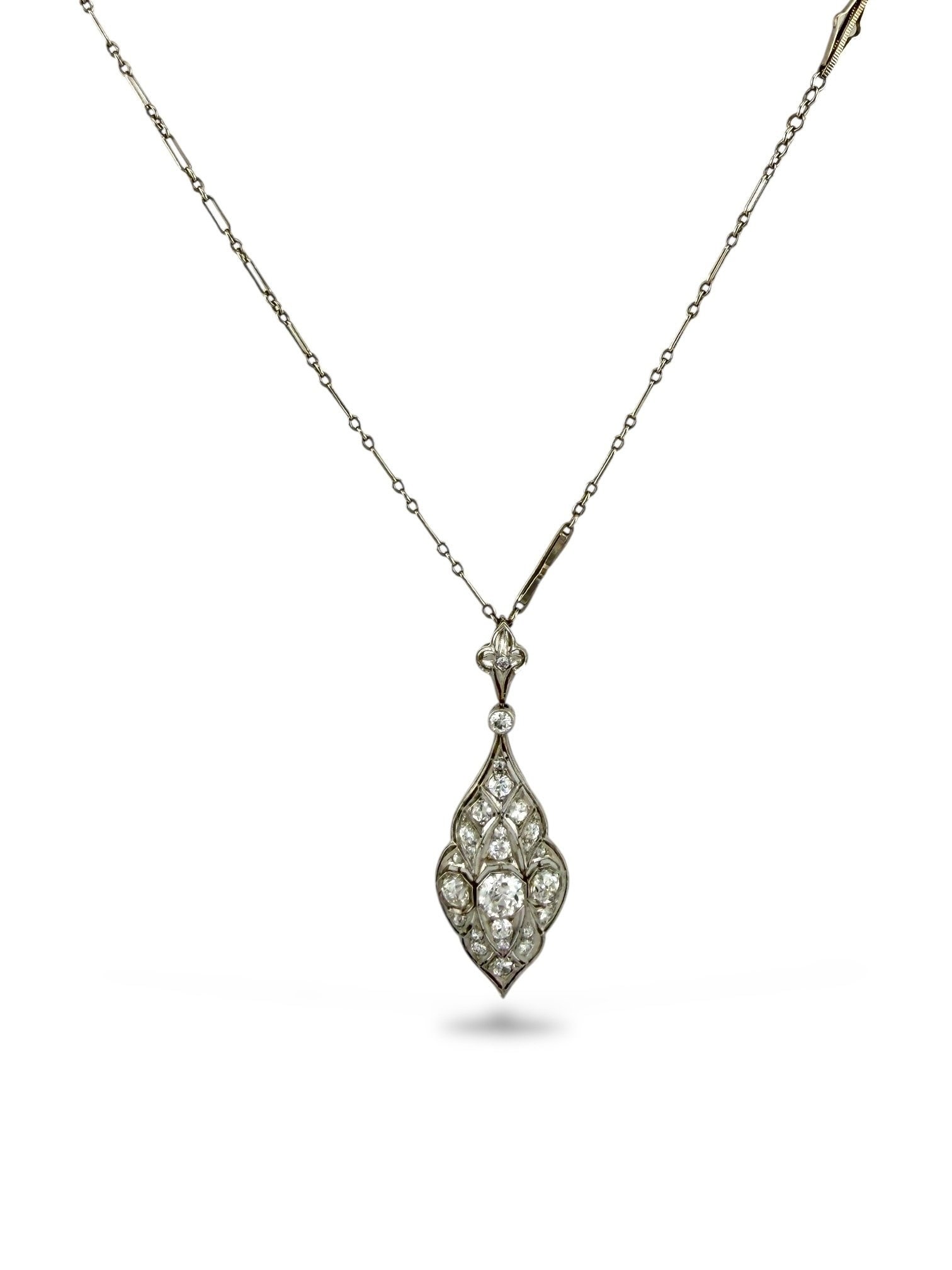 Necklace with pendant - 14 kt. White gold, Platinum, Antique White Gold & Platinum Necklace with: Art Deco White Gold & Platinum Necklace with Diamonds 2.34CtDiamond Carat Weight: 2.34 CT. ApproximatelyShape & Cut: Old European & Single CutOne Large Natural Round Diamond 6.40mm, approx 1.01 Cratts