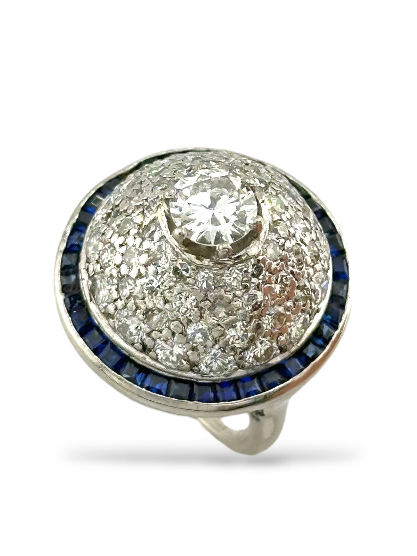 Ring Platinum Diamond - Platinum and Diamond French Art Deco Ring: Elegant French Art Deco Platinum & Diamond RingA captivating piece from the golden age of Art Deco, this French platinum ring showcases a stunning interplay of geometry and brilliance. Designed circa