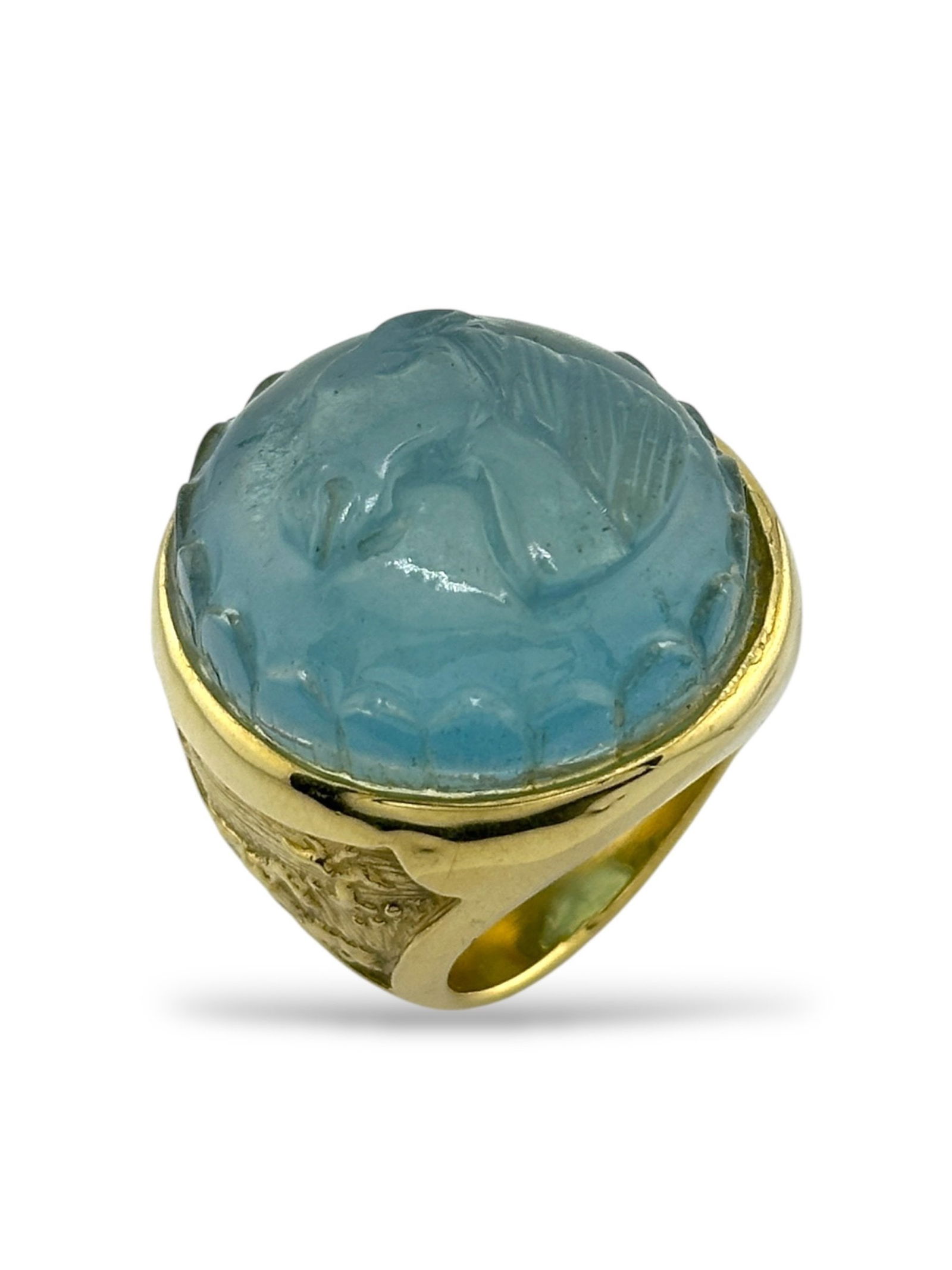 18 kt. Yellow gold, 18K Gold Ring with Large Light Blue Horse Engraved Aquamarine Aquamarine: This captivating 18K gold ring features a large light blue aquamarine, masterfully engraved with the image of a horse—a symbol of strength, grace, and freedom. The soft, translucent hue of the gem c