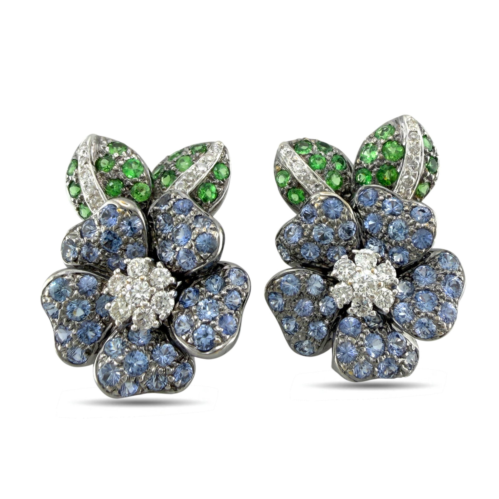18 kt. Exclusive 18K White Gold 0.42ct Diamond, Emerald & Sapphire Floral Earrings, White gold -: Exclusive 18K White Gold 0.42ct Diamond, Emerald & Sapphire Floral EarringsA beautifully sculpted pair of floral earrings crafted in luminous 18 karat white gold. The design features layered petal for