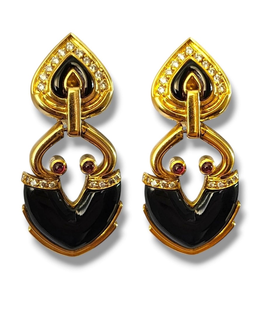 18 kt. Yellow gold, Spade Design 18K Gold Earring decorated with Diamonds and Rubies - 0.63ct. tw.: Vintage Spade Design 18K Gold Earring decorated with Diamonds and RubiesWeight: 32gSize: 4.7cm x 2.1cmStones: 4 Rubies, 2.5mm each, 42 Diamonds, 1.5mm each0.63 Total Diamond Carat Weight Condition - E