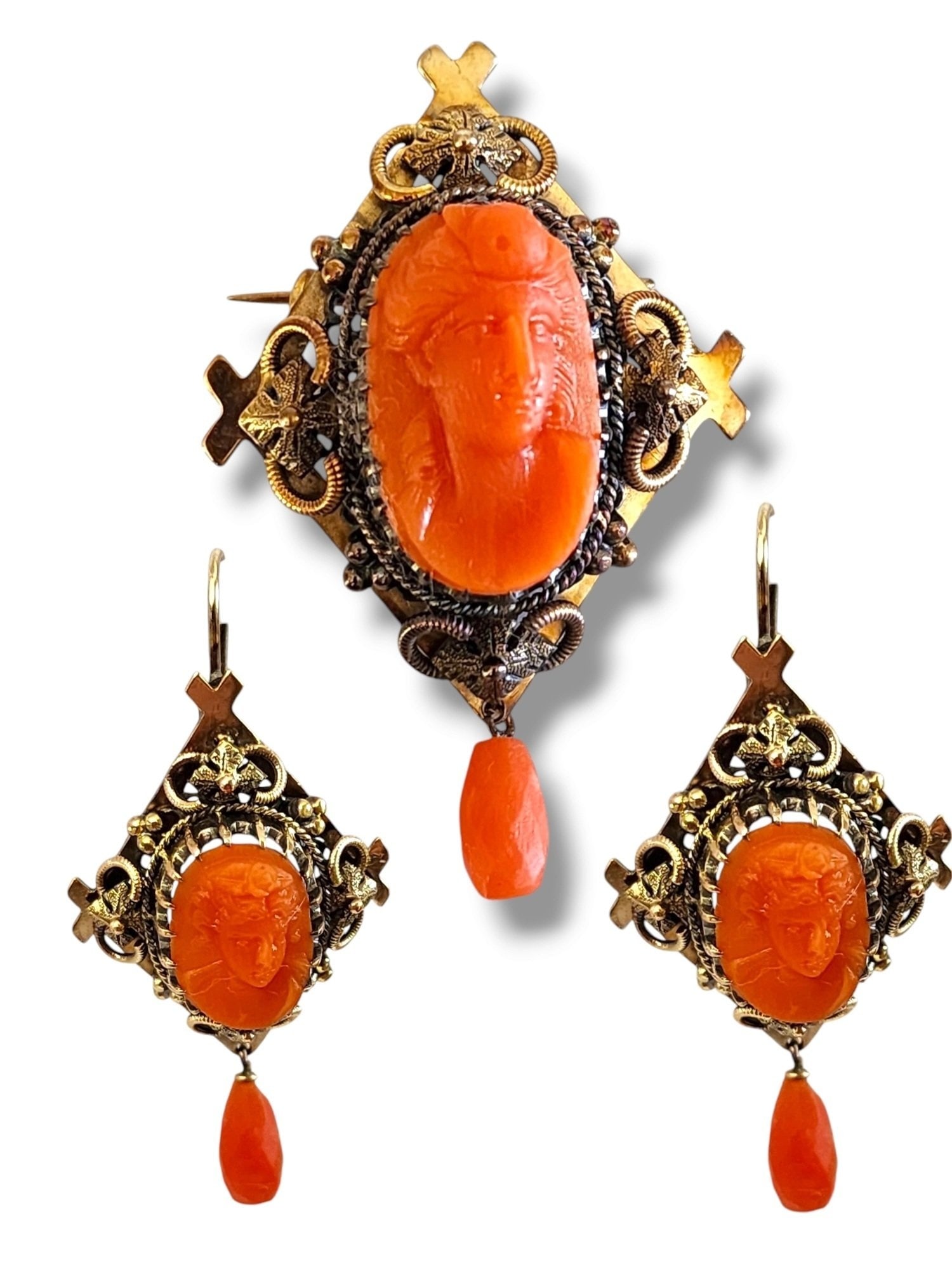 14 kt. Yellow gold, Victorian 14K Carved Coral Cameo Set Pendant, Brooch Earrings Set: Victorian 14K Carved Coral Cameo Set Pendant, Brooch Earrings Set Era: Victorian Sizes: Pendant which also can be used as a Brooch, 4.7cm Size: Earrings, 4cmTotal Weight: 21 Grams Condition - Excellen