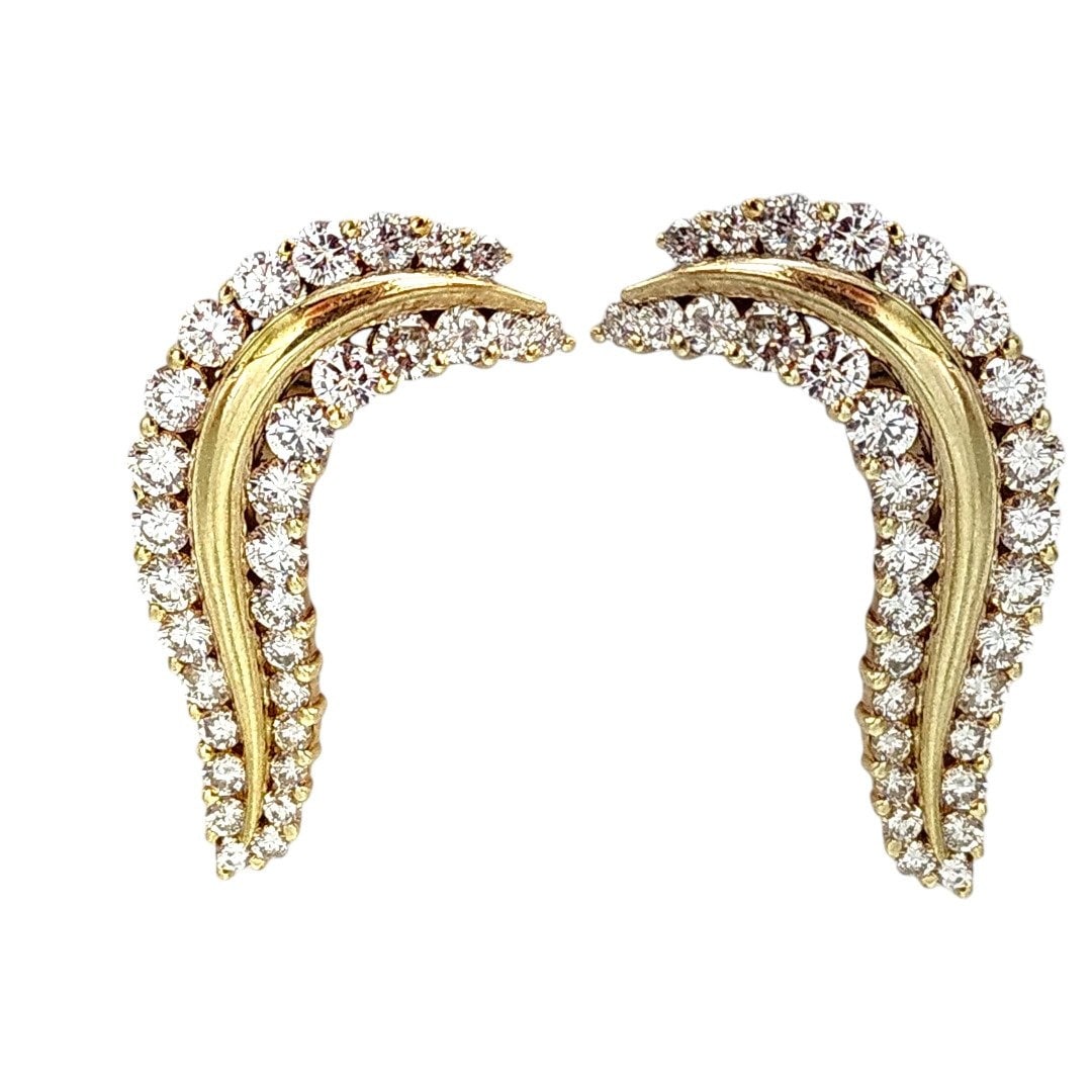 14K Yellow Gold Earring with Diamonds: Beautiful 14K Gold Earrings Diamonds Earrings Diamonds: 64 Total Diamonds; 2.62ct. Weight: 14 Grams Size: 3cm x 2cm Condition: : Excellent. Condition - Excellent Estate Total Weight in Grams - 14 Meta