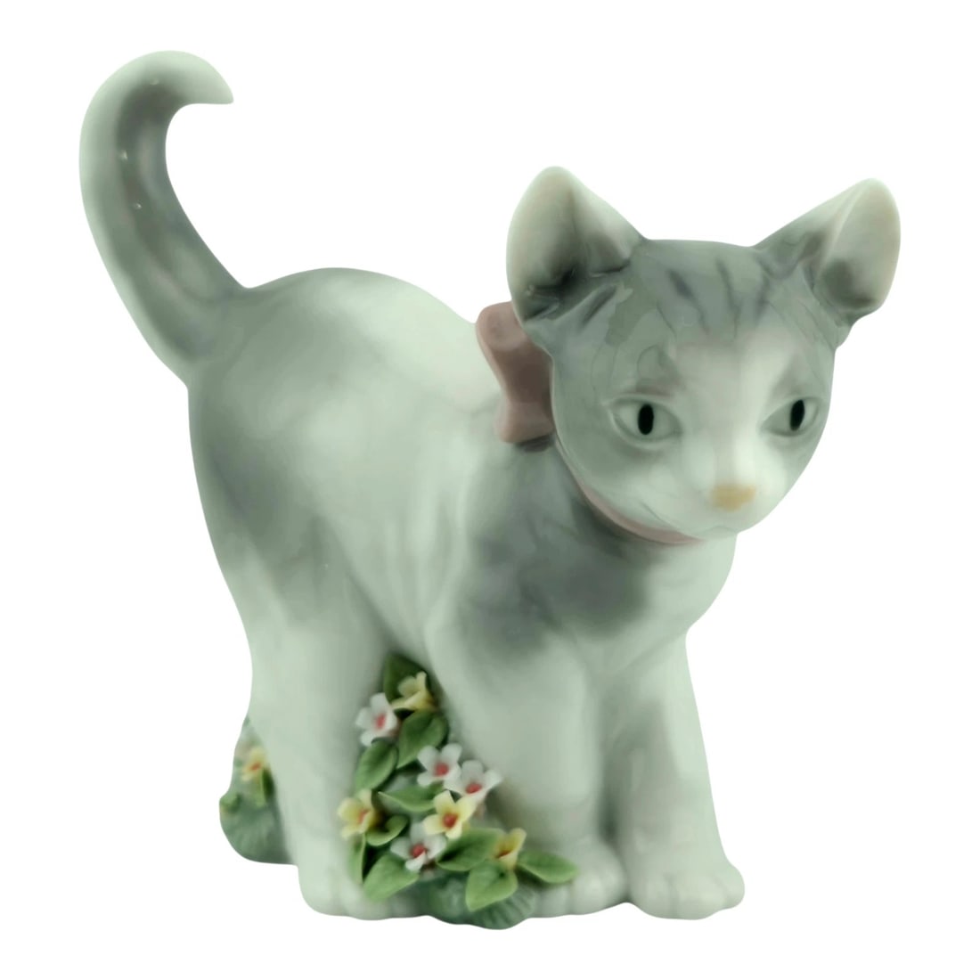 LLADRO #6568 KITTEN PATROL Gatito Revoltoso CAT FIGURINE RETIRED in 2002: LLADRO #6568 KITTEN PATROL Gatito Revoltoso CAT FIGURINE RETIRED in 2002Stamped on the bottom.Sculpted by celebrated master Juan Huerta.Issued in 1998 and retired in 2002. MEASUREMENTSHeight – 4&rdq