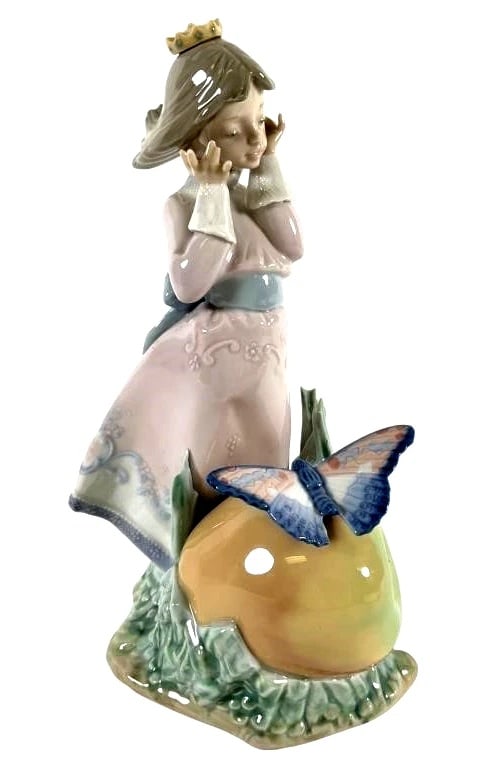 LLADRO LAND OF THE GIANTS 1990-94 PORCELAIN FIGURINE 5716G: LLADRO LAND OF THE GIANTS 1990-94 PORCELAIN FIGURINE 5716GLladró porcelain figurine titled Land of the Giants (#5716), standing 9 inches tall. Depicts a young girl wearing a pink and blue dress with 