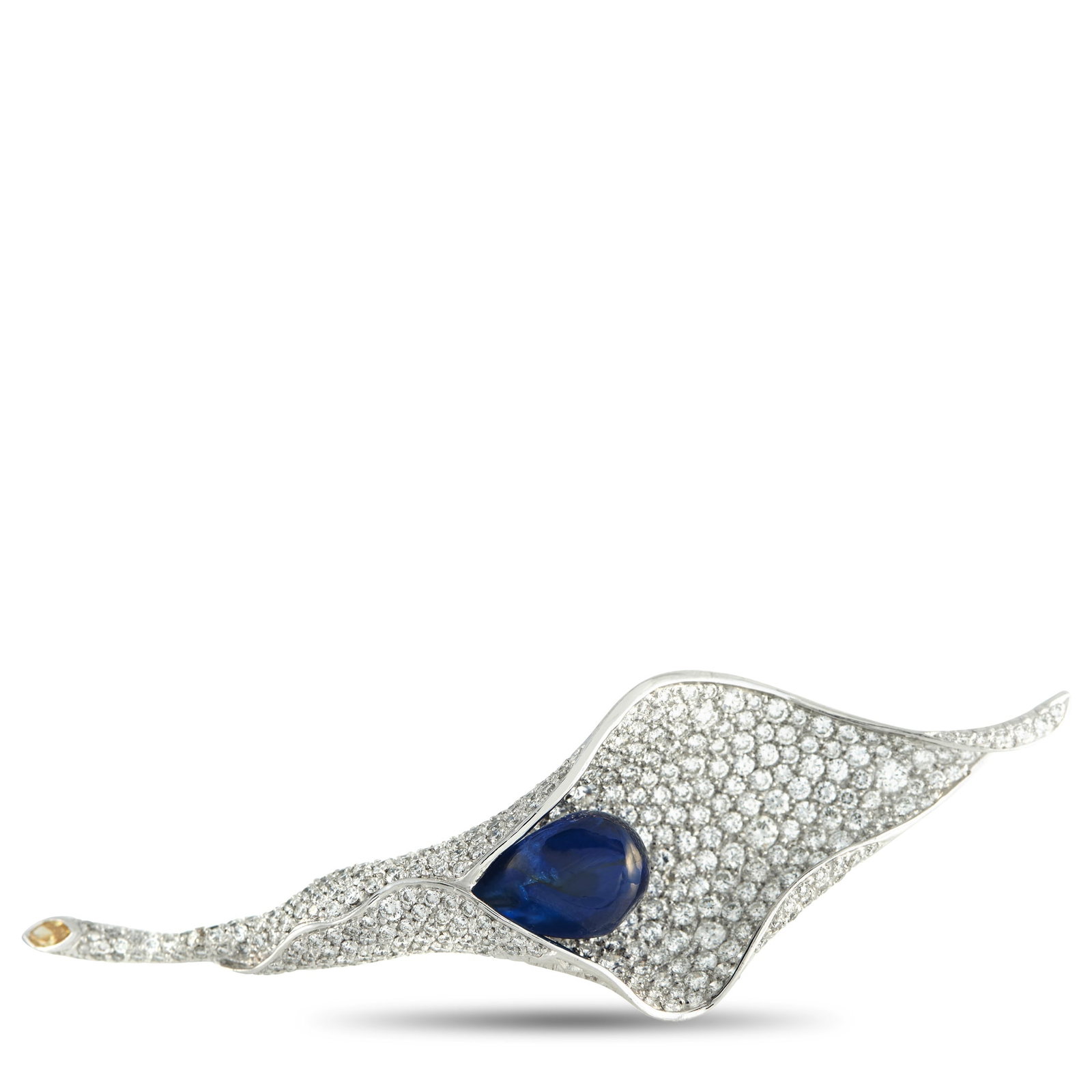 LA SERLAS Platinum 4.43ct Diamond and Sapphire Calla Lily Brooch: Founded in St. Moritz, La Serlas is known for pieces that balance technical skill with visual drama. This brooch reflects that approach through detail and finish. At its center is a 7.14-carat sapphir