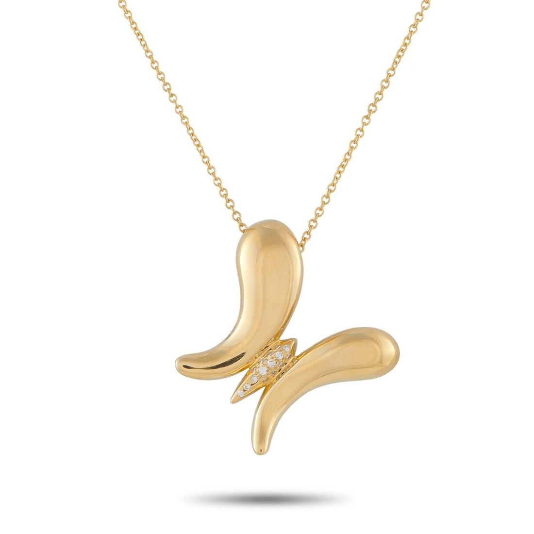 Tiffany & Co. 18K Yellow Gold Diamond Butterfly Necklace: Tiffany & Co. 18K Yellow Gold Diamond Butterfly Necklace Add a touch of luxury to any ensemble with this charming Tiffany & Co. necklace. A stylized butterfly-shaped pendant comes to life thanks to sp