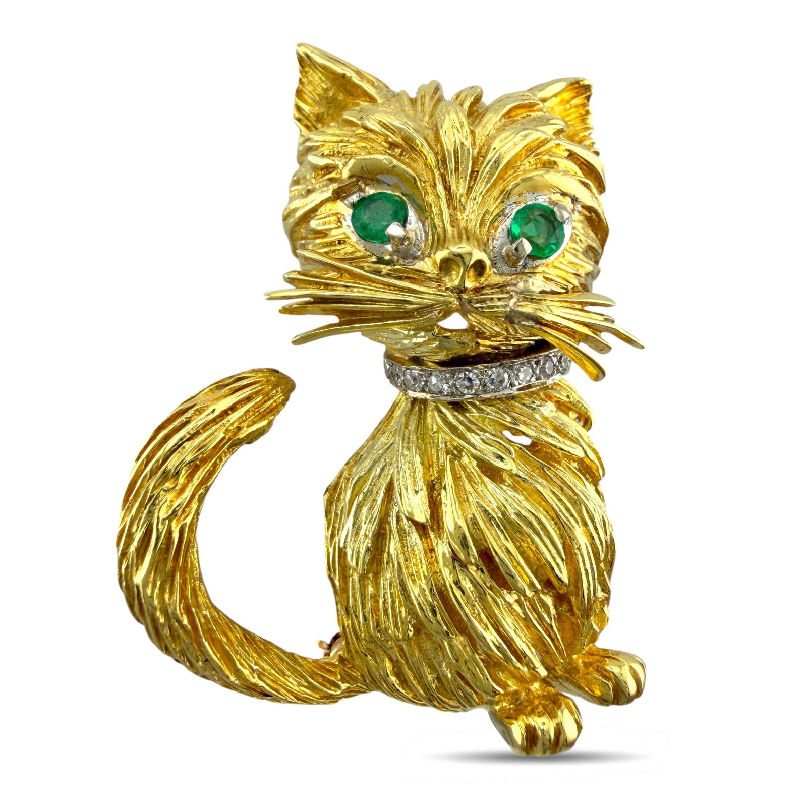 18K Yellow Gold Diamond and Emerald Cat Brooch: 18K Yellow Gold Diamond and Emerald Cat Brooch A beautifully sculpted cat brooch crafted in rich 18 karat yellow gold, designed with elegant contours and refined detail throughout the body and face. B