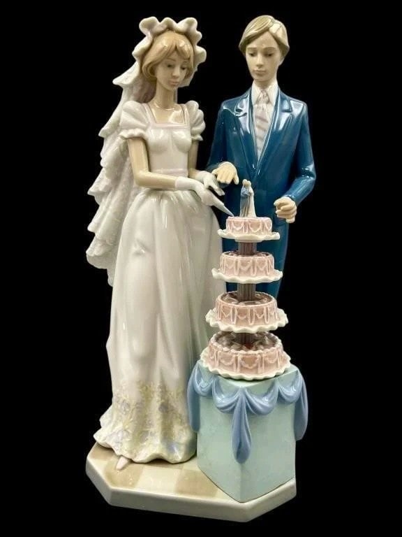 Lladro - Figurine - Lladro #5587 Wedding Cake Porcelain Figure: Rare Lladro #5587 Wedding Cake Porcelain FigureLladro figurine #5587 depicting a bride and groom cutting a three-tiered wedding cake. Standing 13 inches tall, this porcelain piece highlights intricate