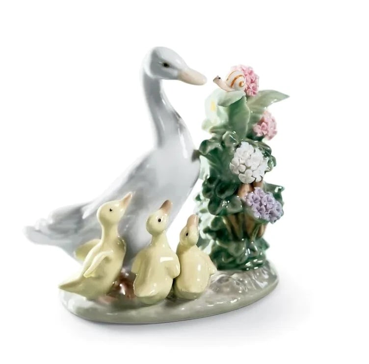 Lladro How Do You Do Ducks Figurine 01001439 1439: Lladro How Do You Do Ducks Figurine 01001439 1439Lladro porcelain figurine titled 'How Do You Do,' model #1439, featuring a duck with ducklings and a snail. Hand-painted with soft pastel tones and int