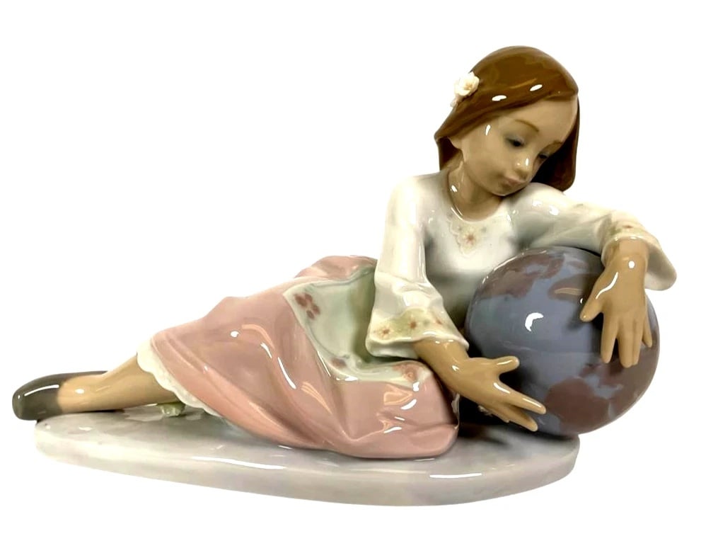 LLADRO WORLD OF FANTASY 1993-95 PORCELAIN FIGURINE 5943G: LLADRO WORLD OF FANTASY 1993-95 PORCELAIN FIGURINE 5943GLladro figurine titled World of Fantasy, model number 05943. Crafted from high-quality glazed porcelain, it depicts a girl reclining beside a gl