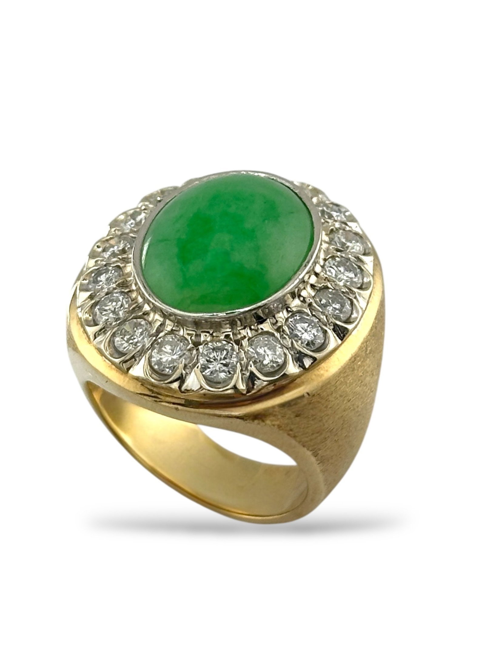 14K Yellow Gold Ring with 1.5ct Diamonds and Green Jade: 14K Yellow Gold Ring with 1.5ct Diamonds and Green Jade A bold and striking ring crafted in 14K yellow gold, showcasing a vivid green jade centerpiece accented by 17 sparkling diamonds totaling 1.5 ca