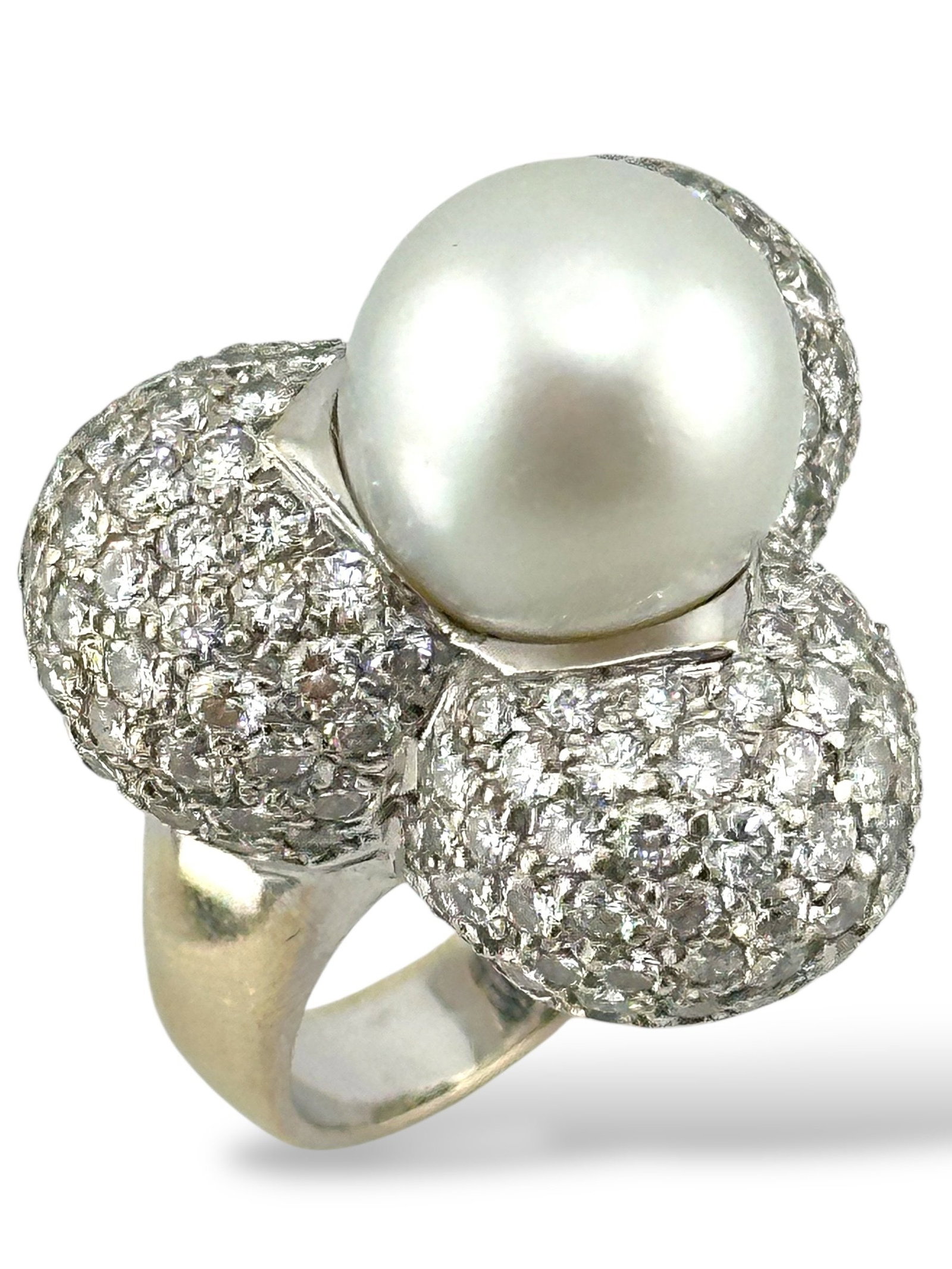 18K White Gold Ring with Diamond Circles and Central Pearl: 18K White Gold Ring with Diamond Circles and Central Pearl This elegant ring features a refined design of three concentric diamond circles gracefully encircling a luminous central pearl. Crafted in 18