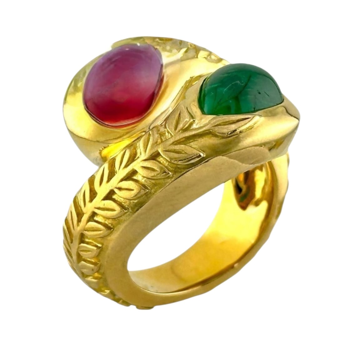 Valentin Magro 18K Gold Ring with 4.5ct Ruby and 4.0ct Emerald: Valentin Magro 18K Gold Ring with Ruby and Emerald A bold and elegant creation by Valentin Magro, New York, showcasing a richly hued ruby paired with a striking emerald in a substantial 18K Gold setti