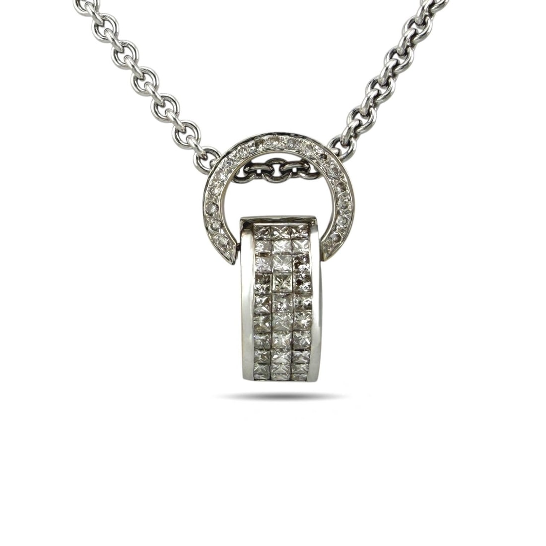 Carrera y Carrera 18K White Gold 2ct Diamonds Necklace: CARRERA Y CARRERA 18K White Gold 2ct Diamond Necklace An exquisite 18K white gold necklace by Carrera y Carrera, beautifully expressing the brand's renowned artistry and refined design. The pendant sp