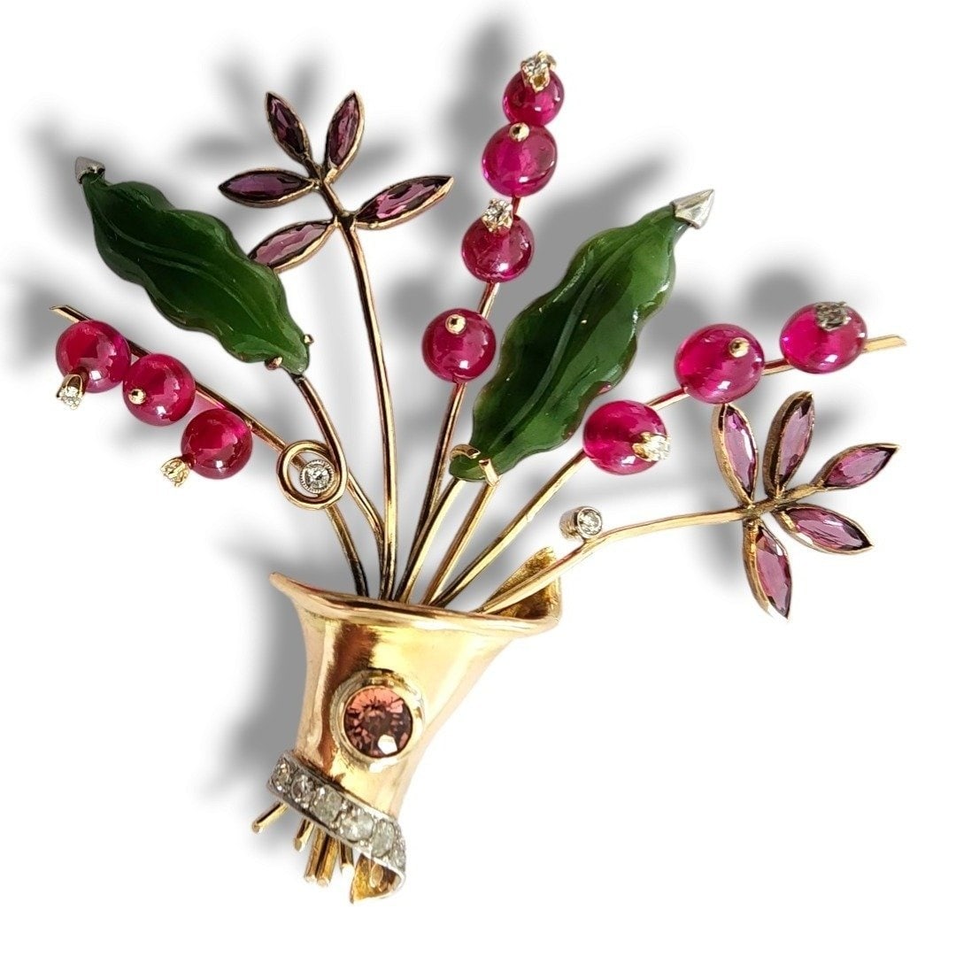 18K Gold, Jade and Diamonds Brooch: 18K Gold, Jade and Diamonds Brooch Materials: 18K Gold, Jade, Ruby and Diamonds Platinium on Jade leafs Natural small diamonds 1.5mm (0.015 carats) each Weight: 18 Grams Size: 7cm x 7cm Condition - Es