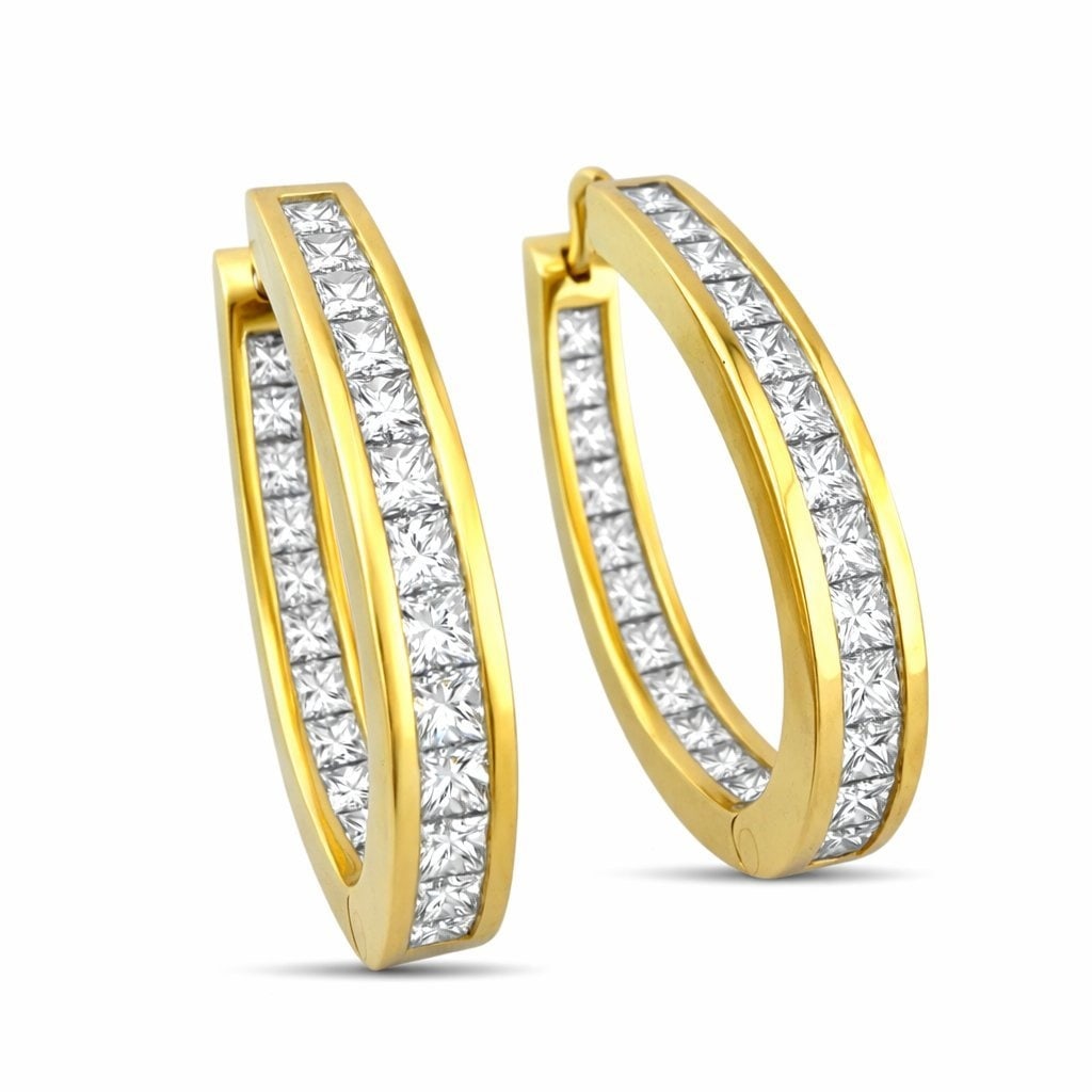 14K Yellow Gold Princess Cut 2ct Diamond Hoop Earrings: 14K Yellow Gold Princess Cut 2,00ct Diamond Hoop Earrings A striking pair of yellow gold hoop earrings designed with a layered double hoop structure that creates depth and movement. The inner and oute