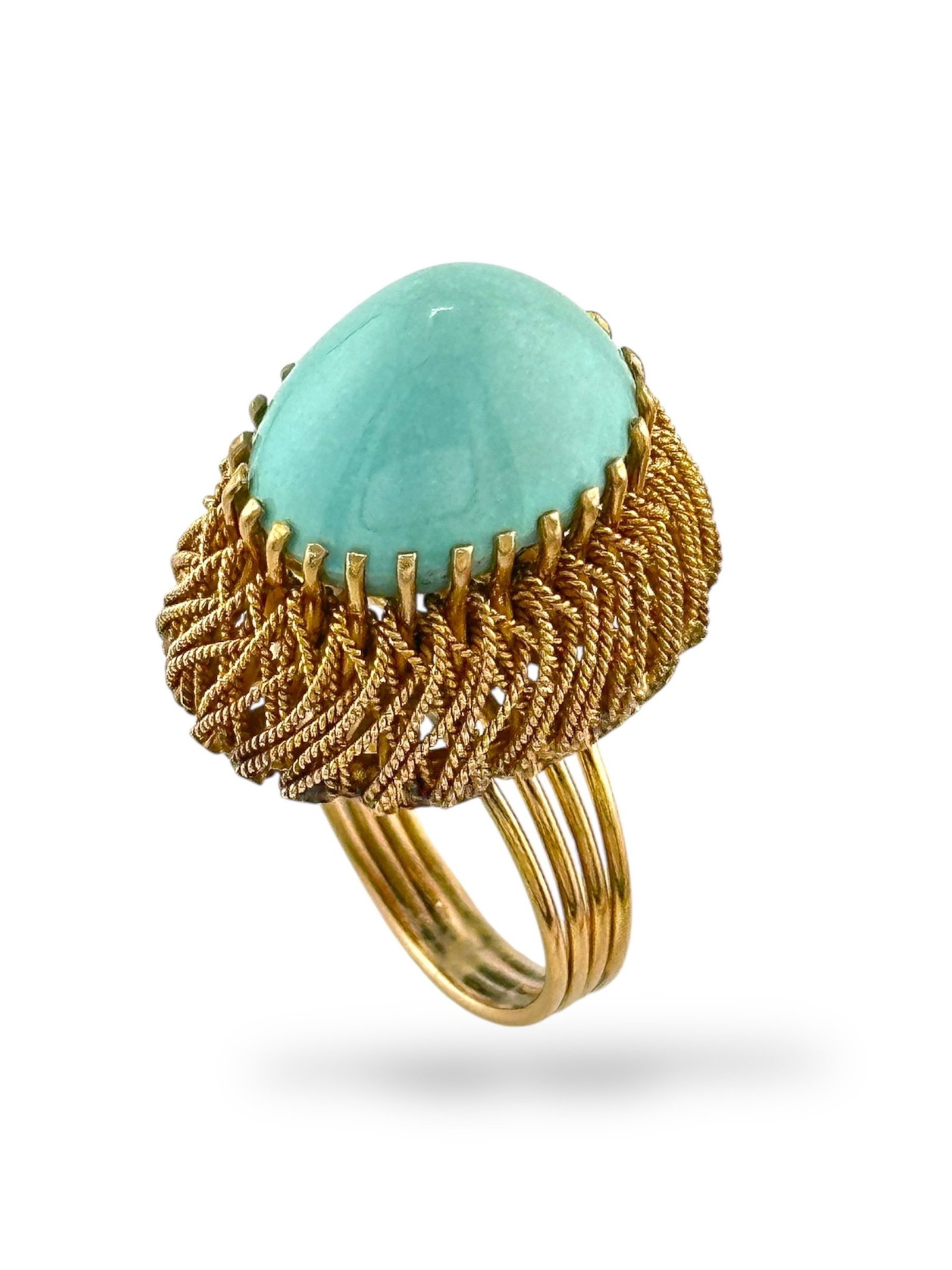 18K Yellow Gold Ring with Turquoise Stone: 18K Yellow Gold Ring with Turquoise Stone Crafted in rich 18K yellow gold, this elegant ring features a vibrant turquoise stone as its centerpiece. The bold color and warm gold setting create a timele